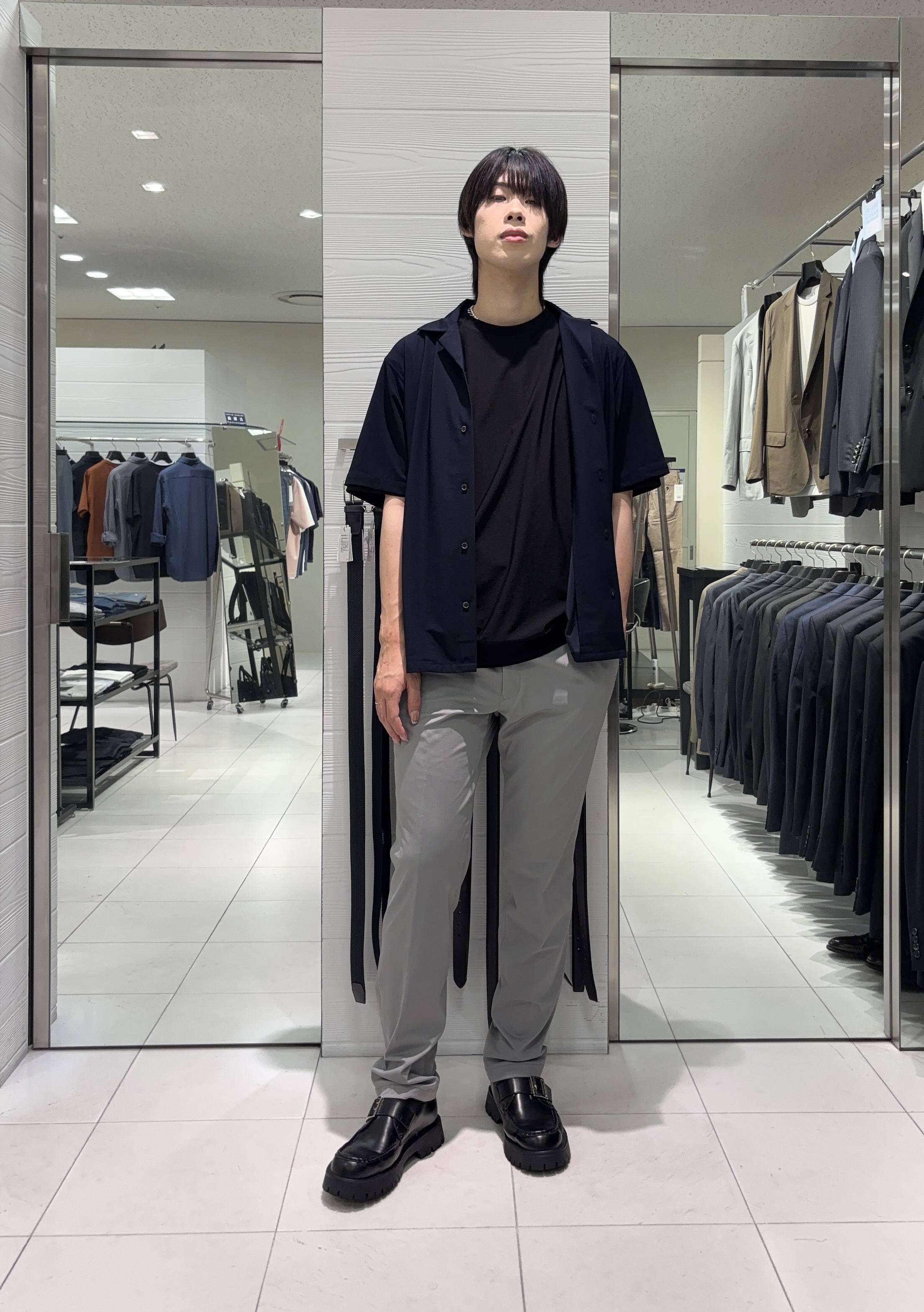 こうへいさんの「TAKEO KIKUCHI｜【360&deg;ストレッチ／軽量】None Of Stress ライト パンツ（セットアップ対応）」を使ったコーディネート