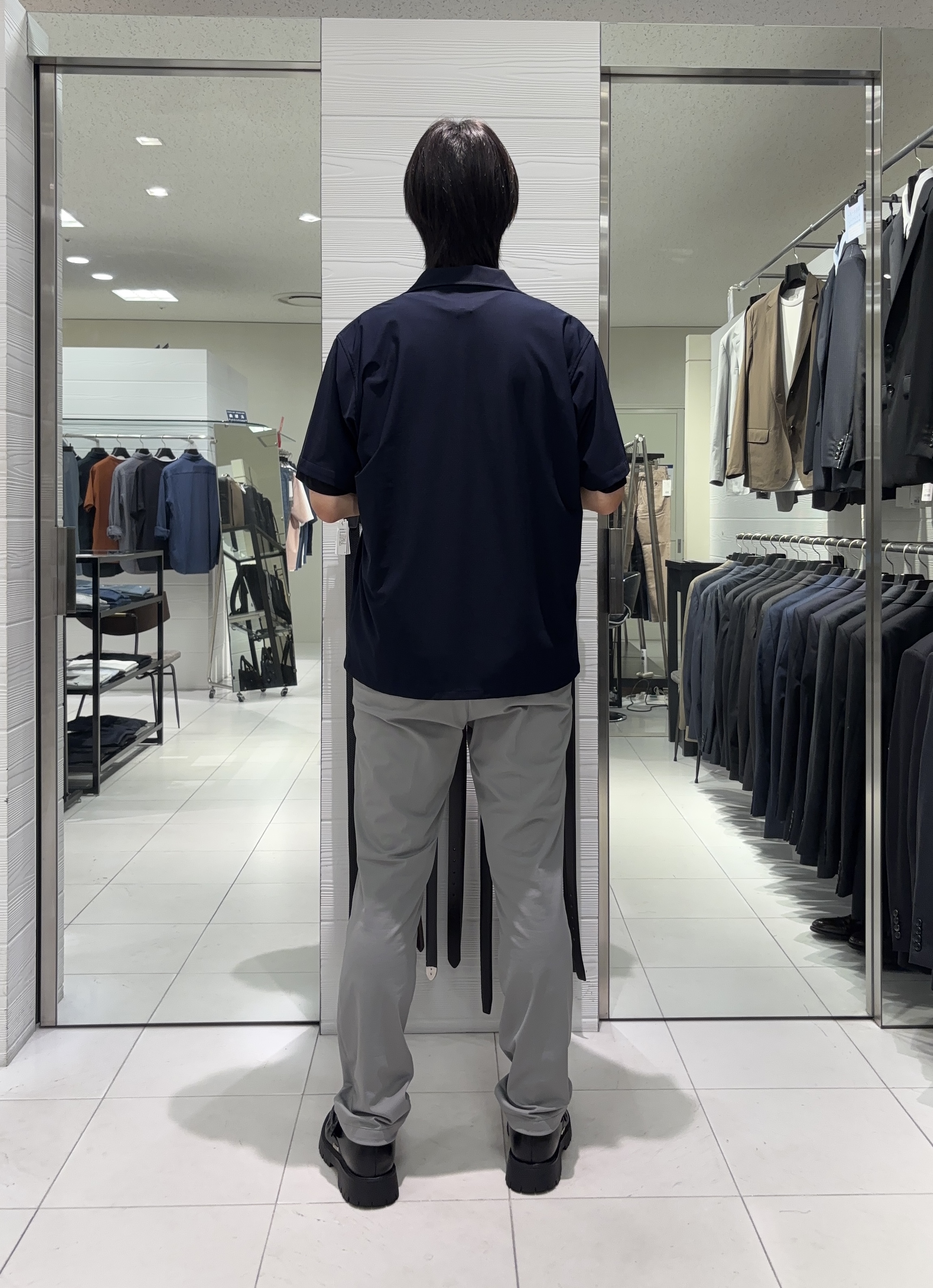 こうへいさんの「TAKEO KIKUCHI｜【360&deg;ストレッチ／軽量】None Of Stress ライト パンツ（セットアップ対応）」を使ったコーディネート