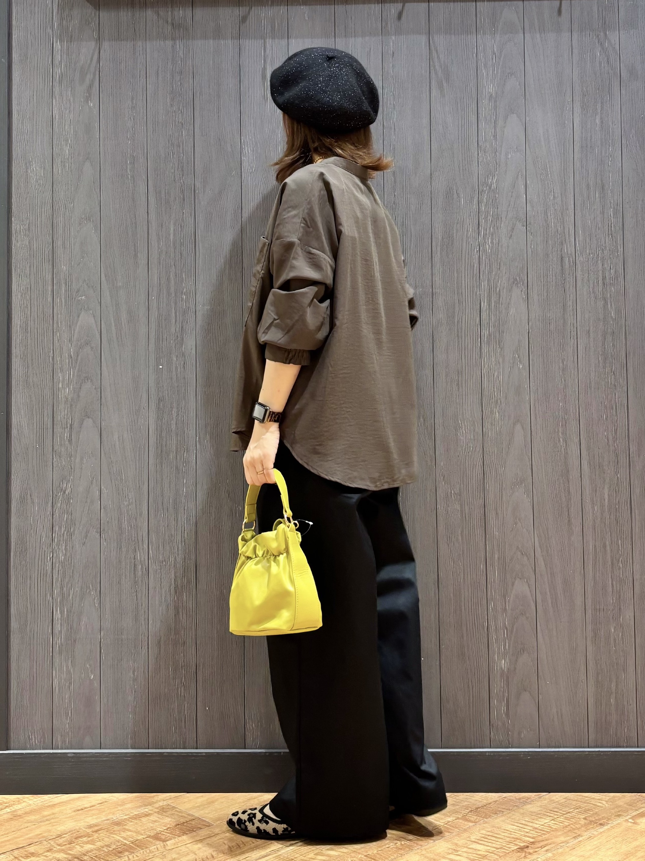meiさんの「SHOO･LA･RUE｜【洗濯後しわになりにくい/S-LL】キーネック金ボタンポケットシャツ」を使ったコーディネート