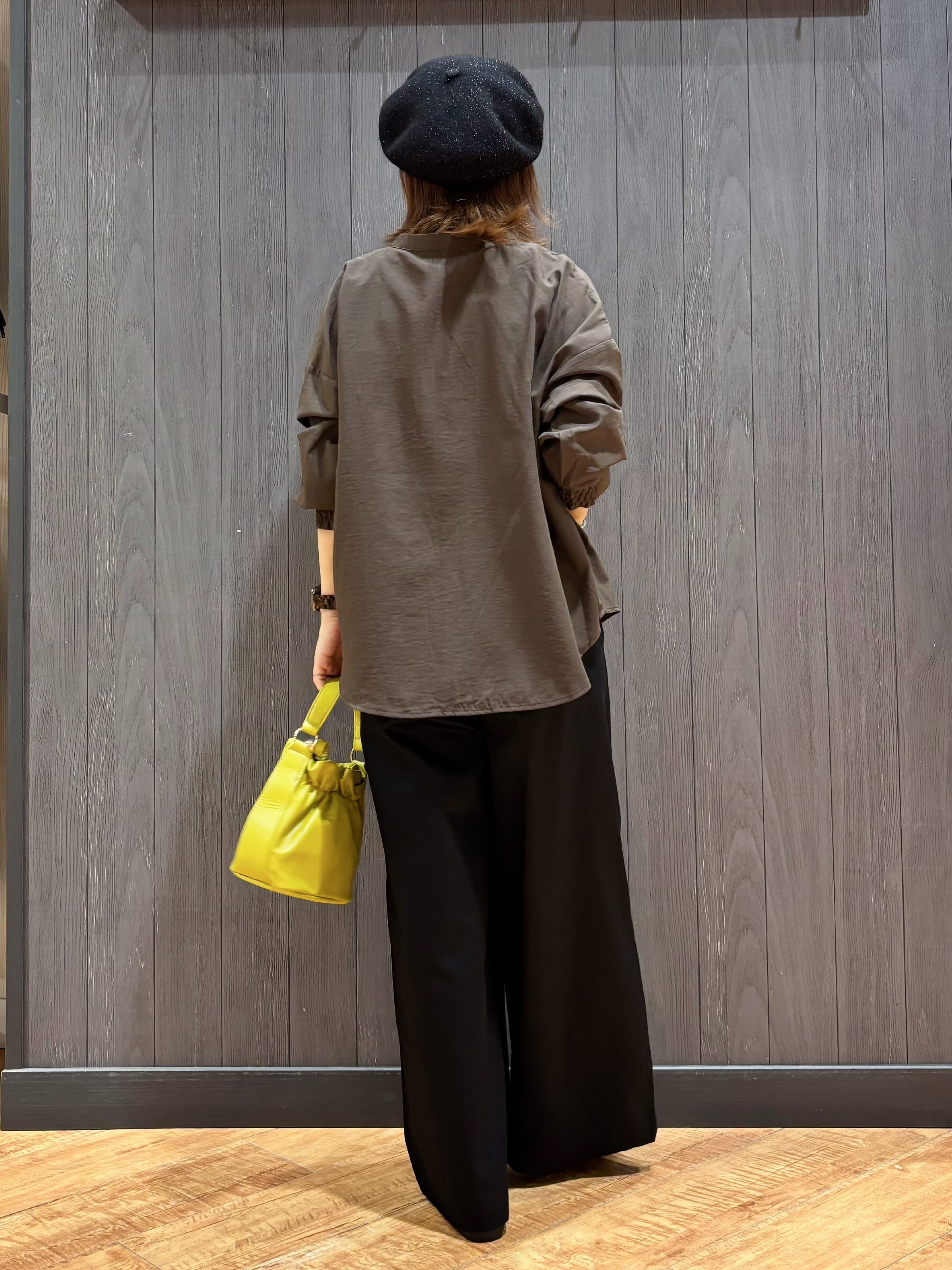 meiさんの「SHOO･LA･RUE｜【洗濯後しわになりにくい/S-LL】キーネック金ボタンポケットシャツ」を使ったコーディネート