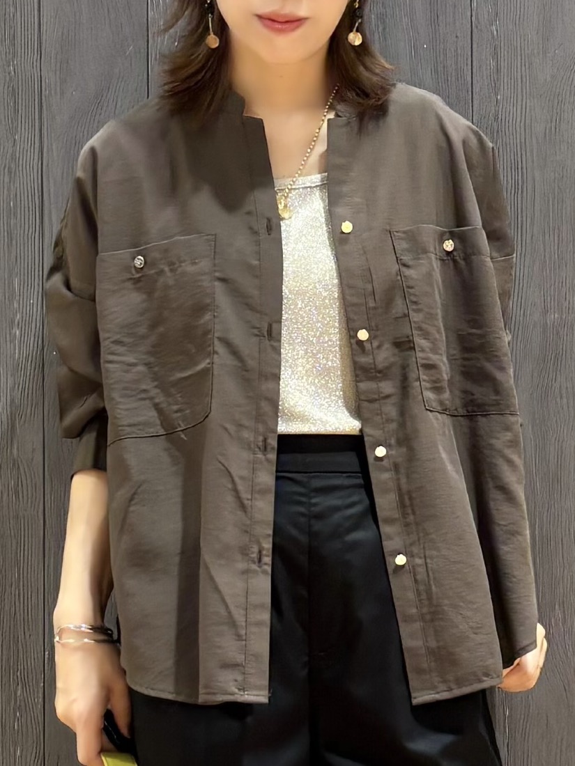 meiさんの「SHOO･LA･RUE｜【洗濯後しわになりにくい/S-LL】キーネック金ボタンポケットシャツ」を使ったコーディネート