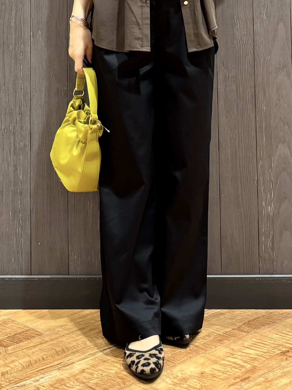 meiさんの「SHOO･LA･RUE｜【洗濯後しわになりにくい/S-LL】キーネック金ボタンポケットシャツ」を使ったコーディネート