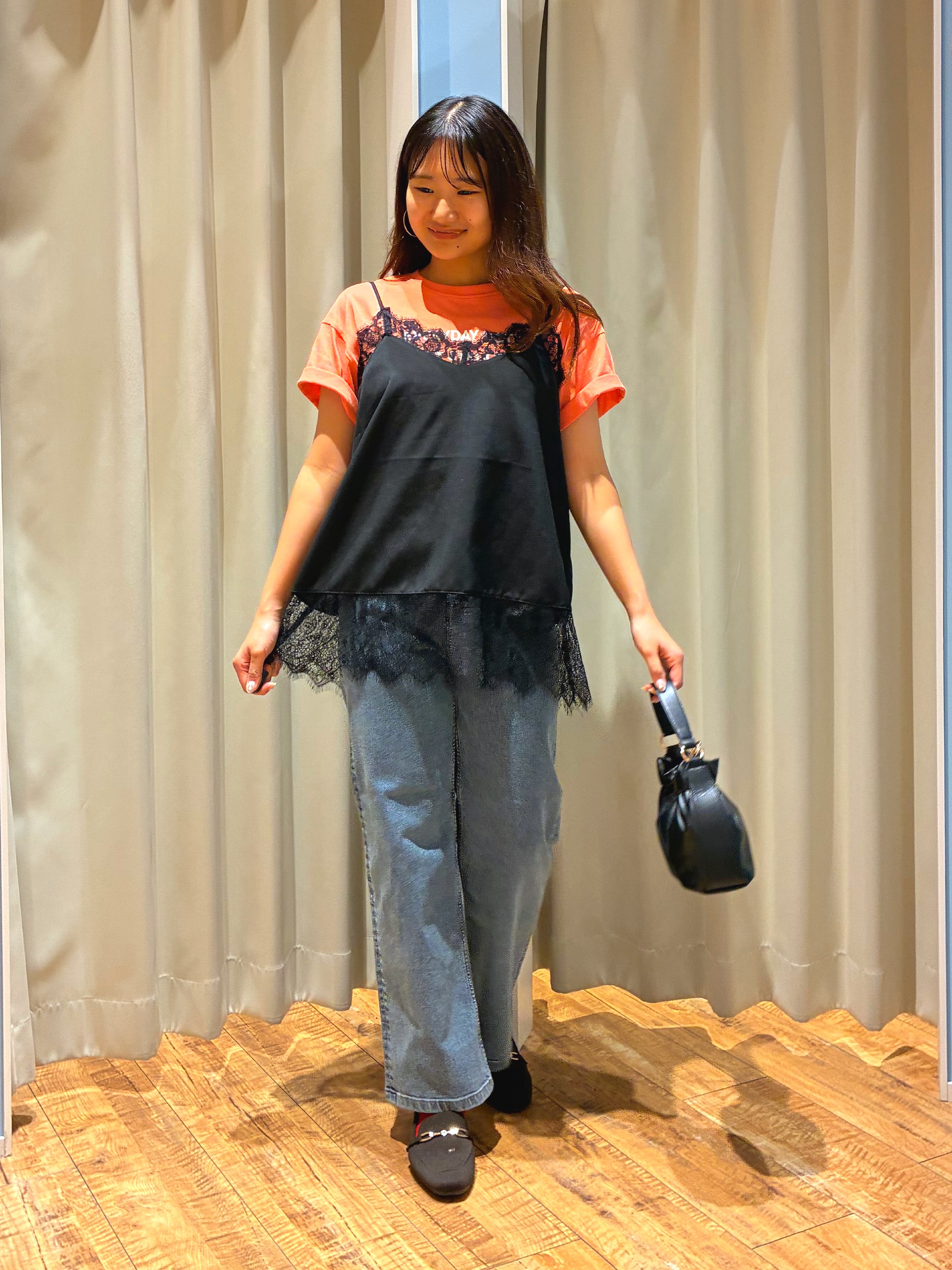もんちゃんさんの「SHOO･LA･RUE｜【S-LL/洗濯機可】大人っぽく着られる ジェルロゴプリントTシャツ」を使ったコーディネート