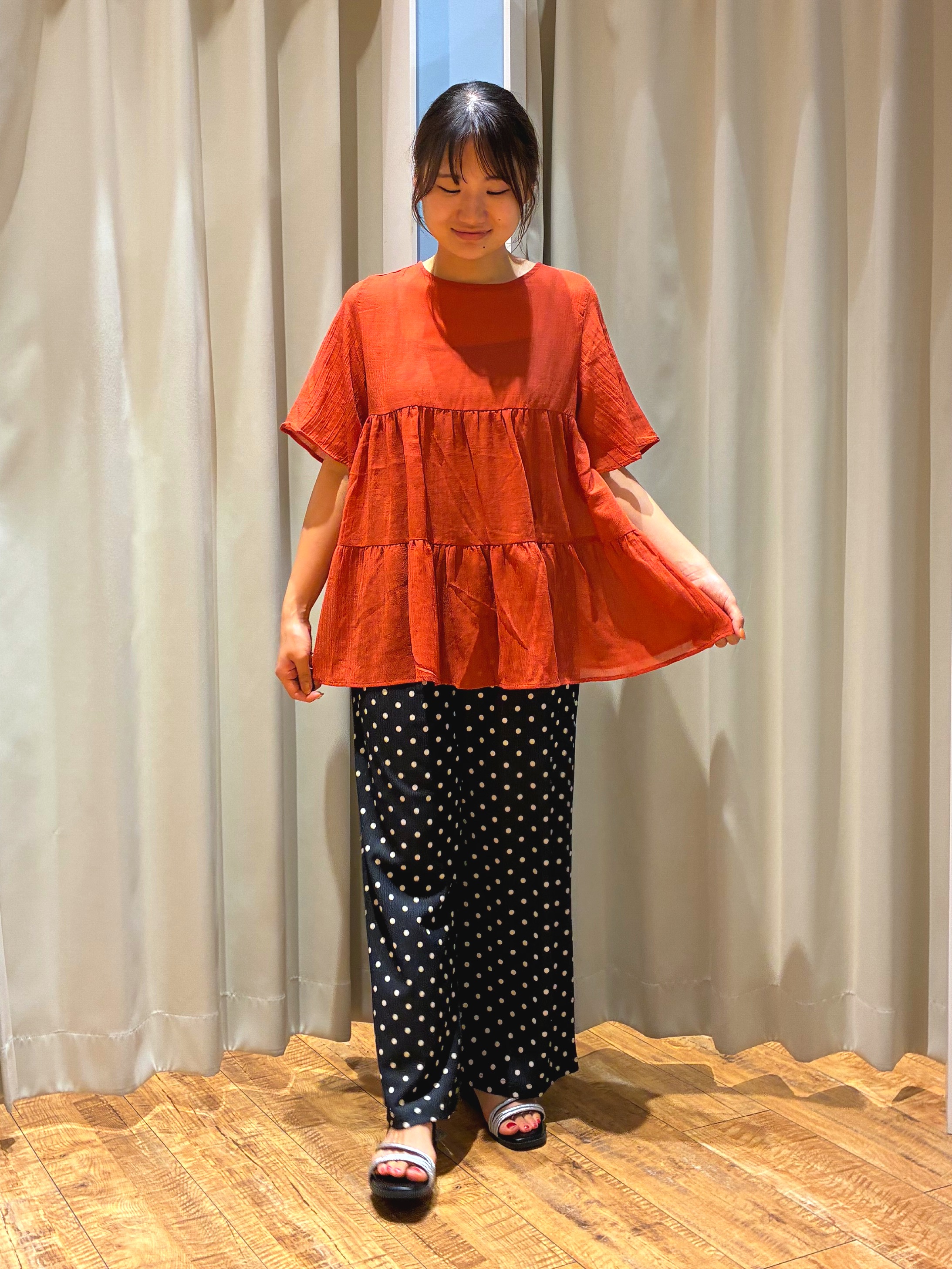 もんちゃんさんの「SHOO･LA･RUE｜【洗濯機可/S-LL】インせず着られる シアー素材が上品なティアードブラウス」を使ったコーディネート