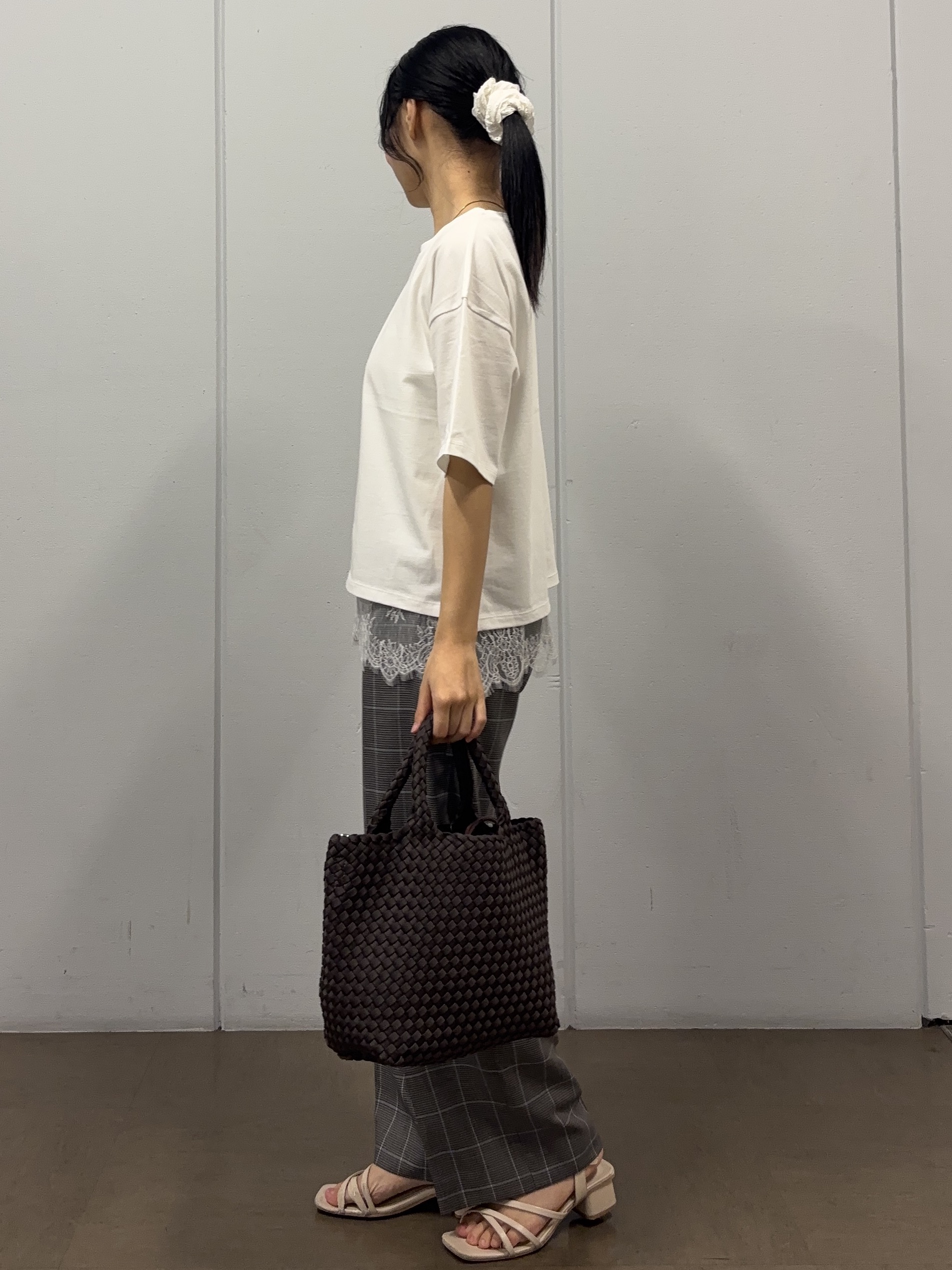 岩本優さんの「UNTITLED｜【1枚でもセットでも】レースキャミ付きプルオーバー」を使ったコーディネート