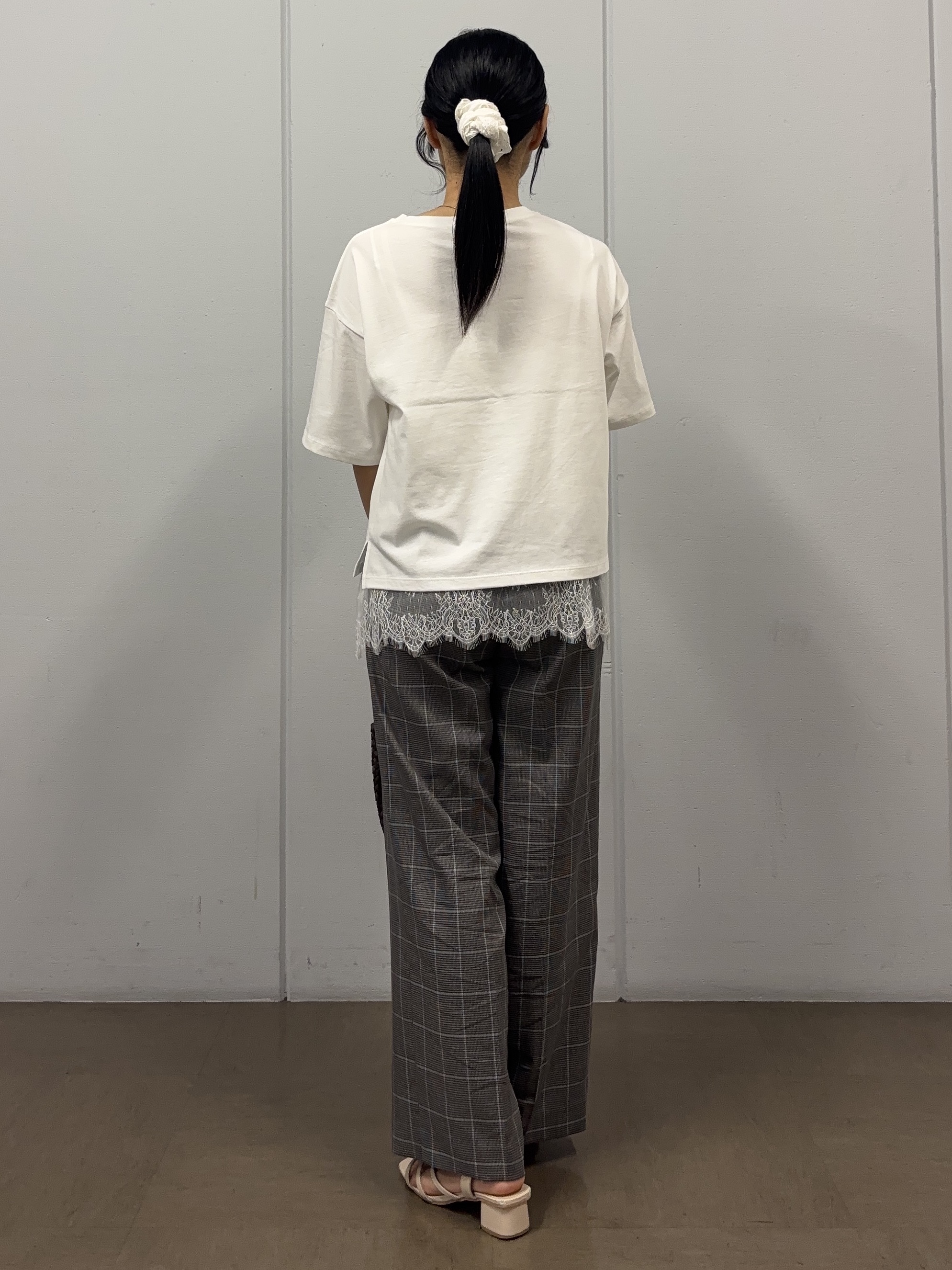 岩本優さんの「UNTITLED｜【1枚でもセットでも】レースキャミ付きプルオーバー」を使ったコーディネート
