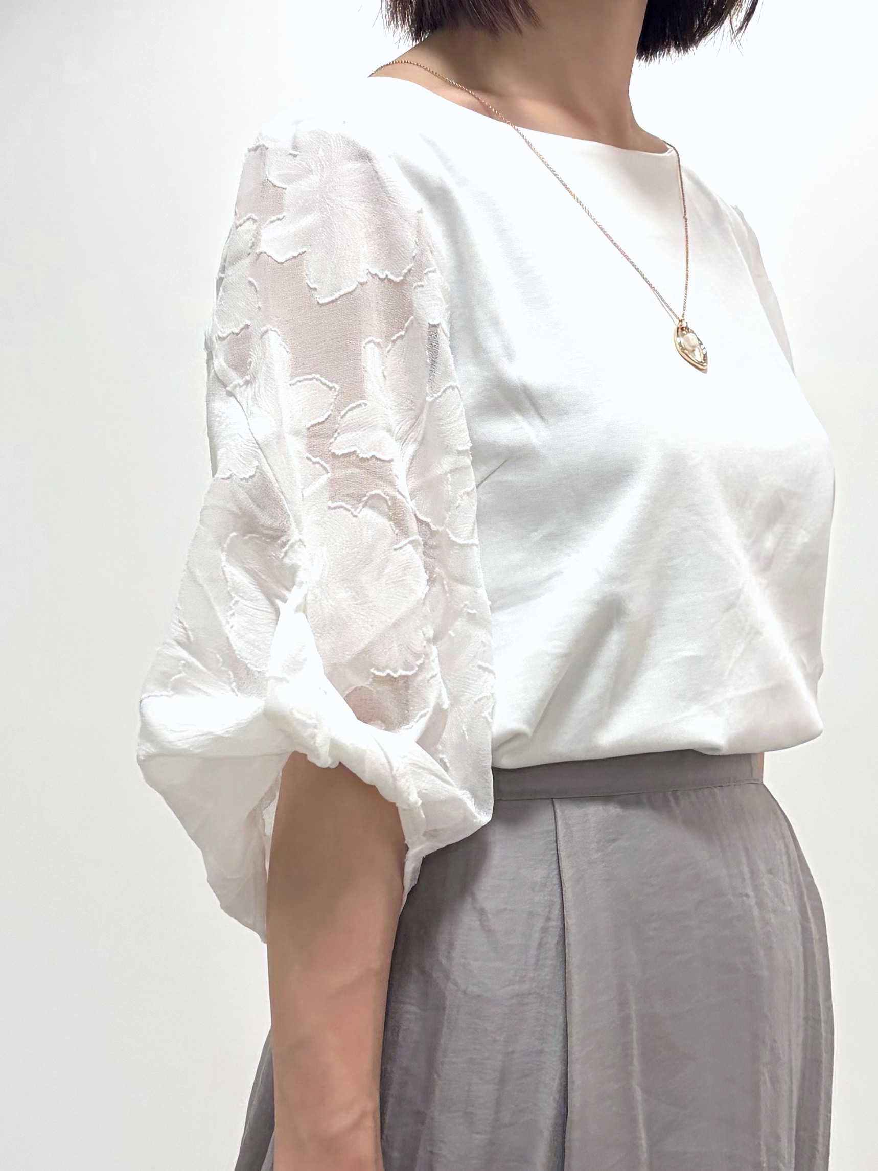 kozuさんの「index｜【接触冷感／UVケア】花柄ジャカードスリーブトップス《洗濯機OK》」を使ったコーディネート