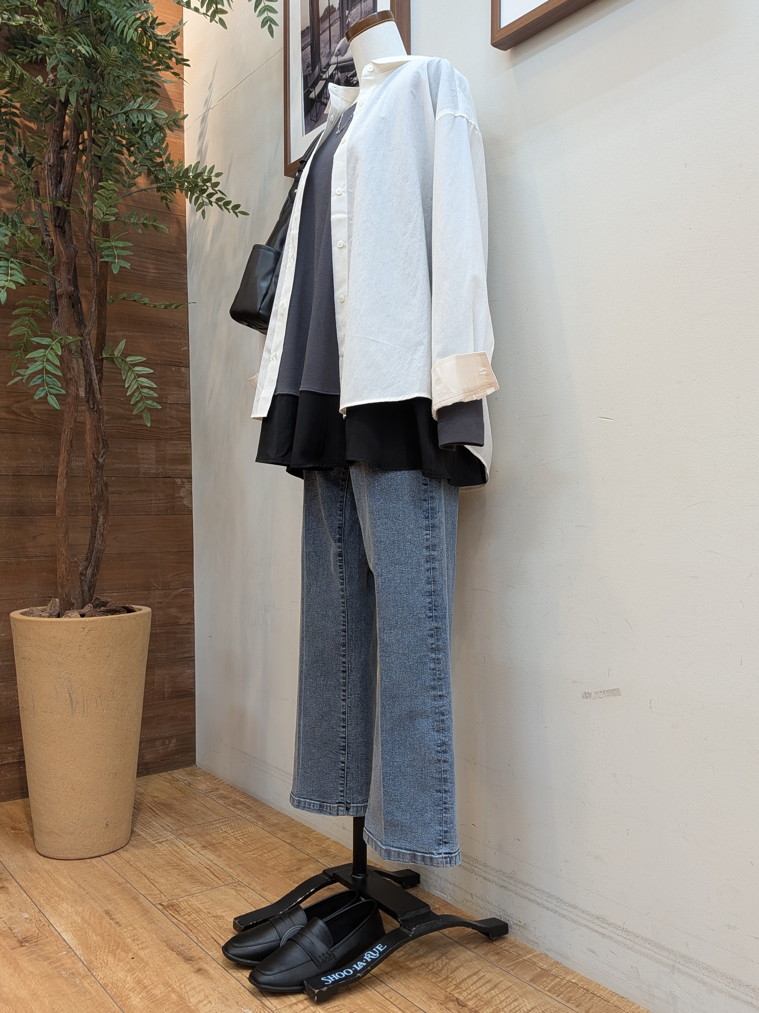 うっちーさんの「SHOO･LA･RUE｜【通気性〇/S-LL/洗濯機可】大人のきちんとベーシックシャツ」を使ったコーディネート