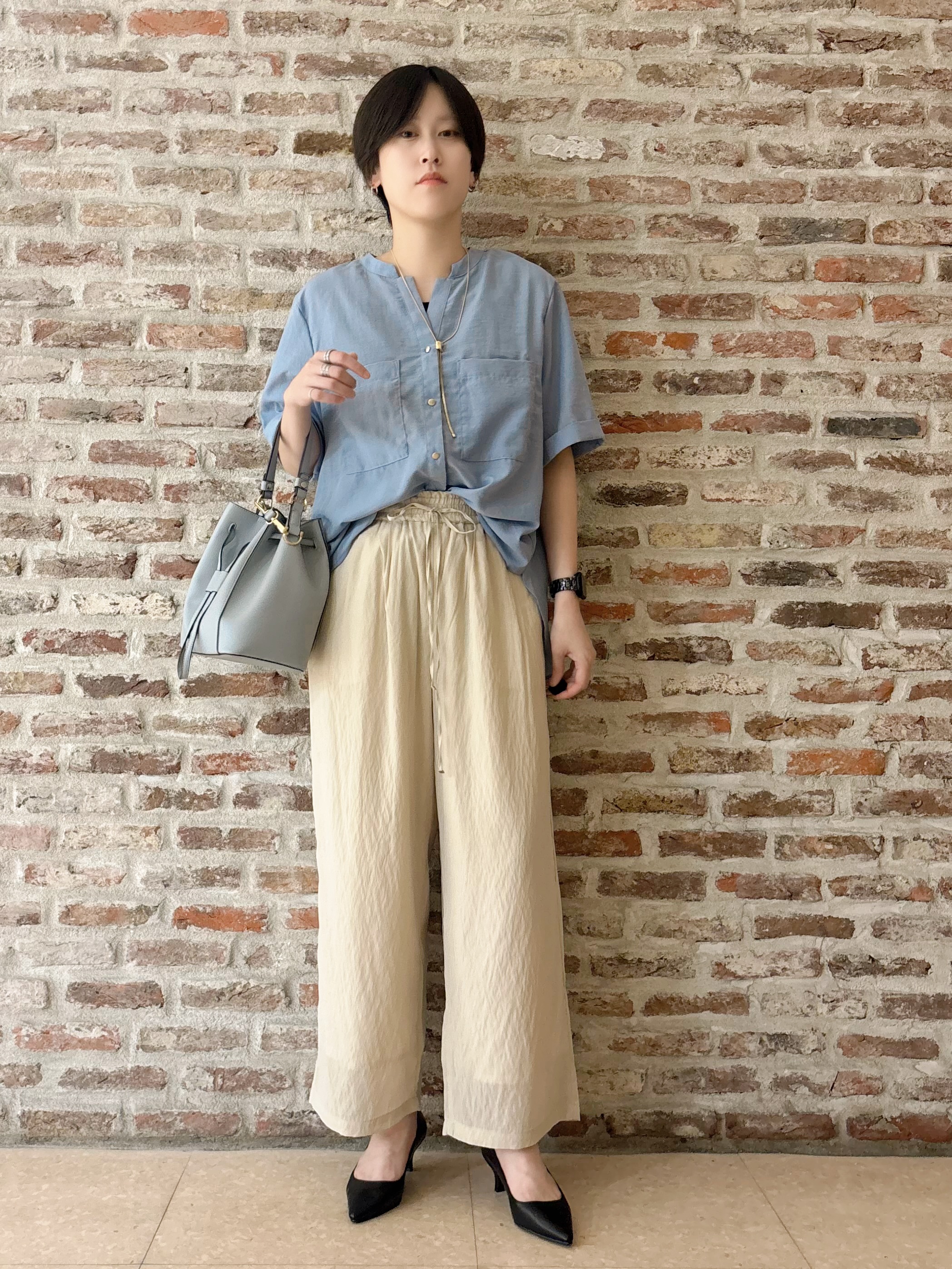 しばさんの「THE SHOP TK｜【M-XL/さりげなく二の腕カバー】5分袖Wポケットシャツ」を使ったコーディネート