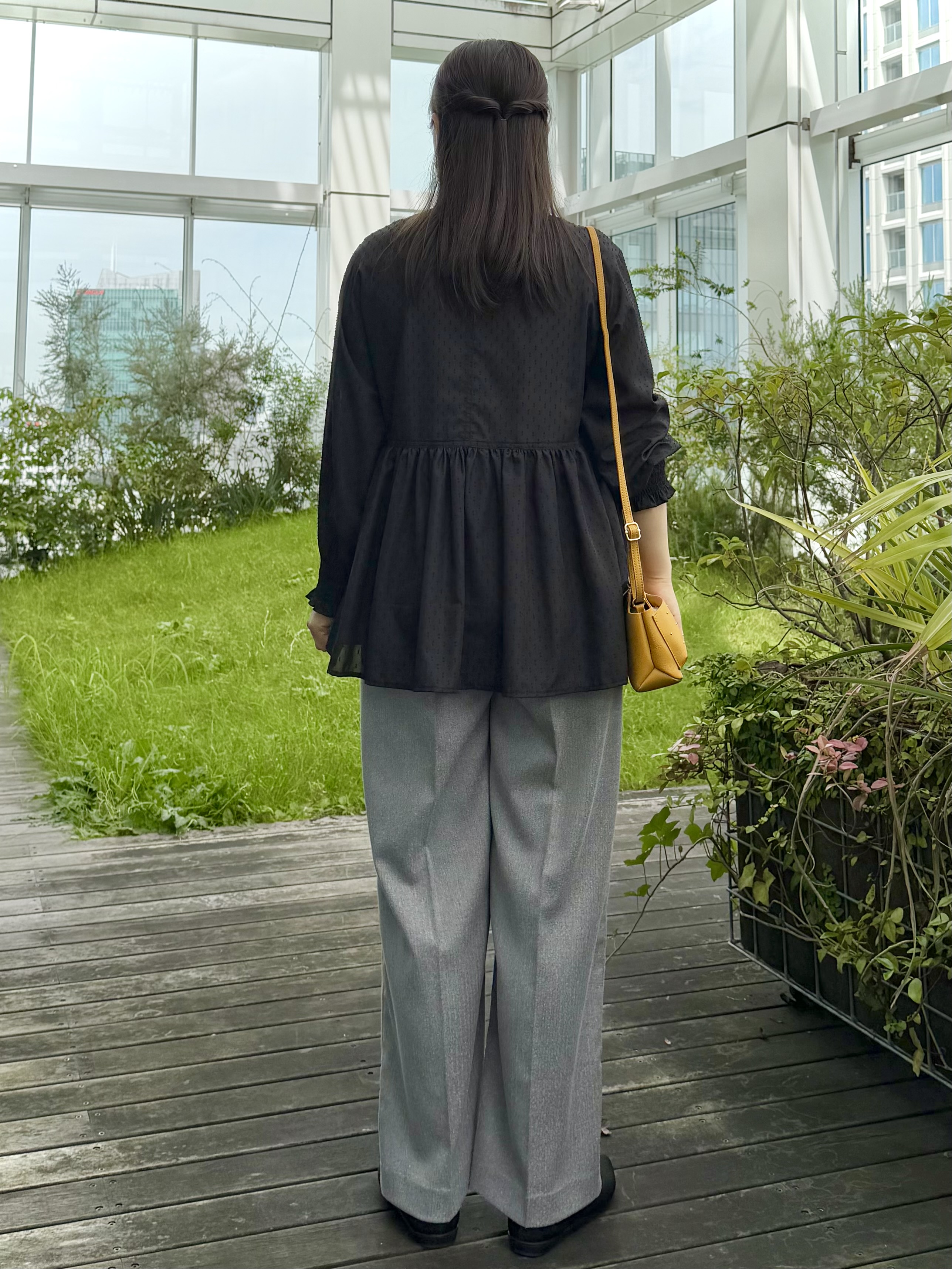 みーさんの「grove｜軽やかな透け感が映える　シアードビーペプラムブラウス」を使ったコーディネート