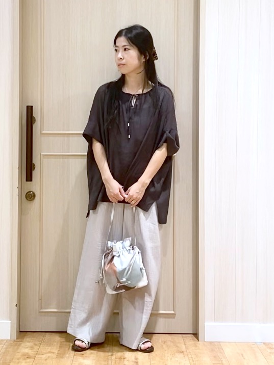 ERIさんの「SHOO･LA･RUE｜【2点セット/洗濯機可】大人の抜け感 リボン付きポンチョ風ブラウス＆タンクトップ」を使ったコーディネート