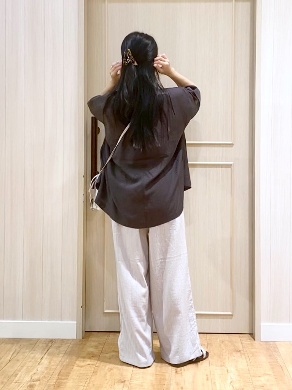 ERIさんの「SHOO･LA･RUE｜【2点セット/洗濯機可】大人の抜け感 リボン付きポンチョ風ブラウス＆タンクトップ」を使ったコーディネート