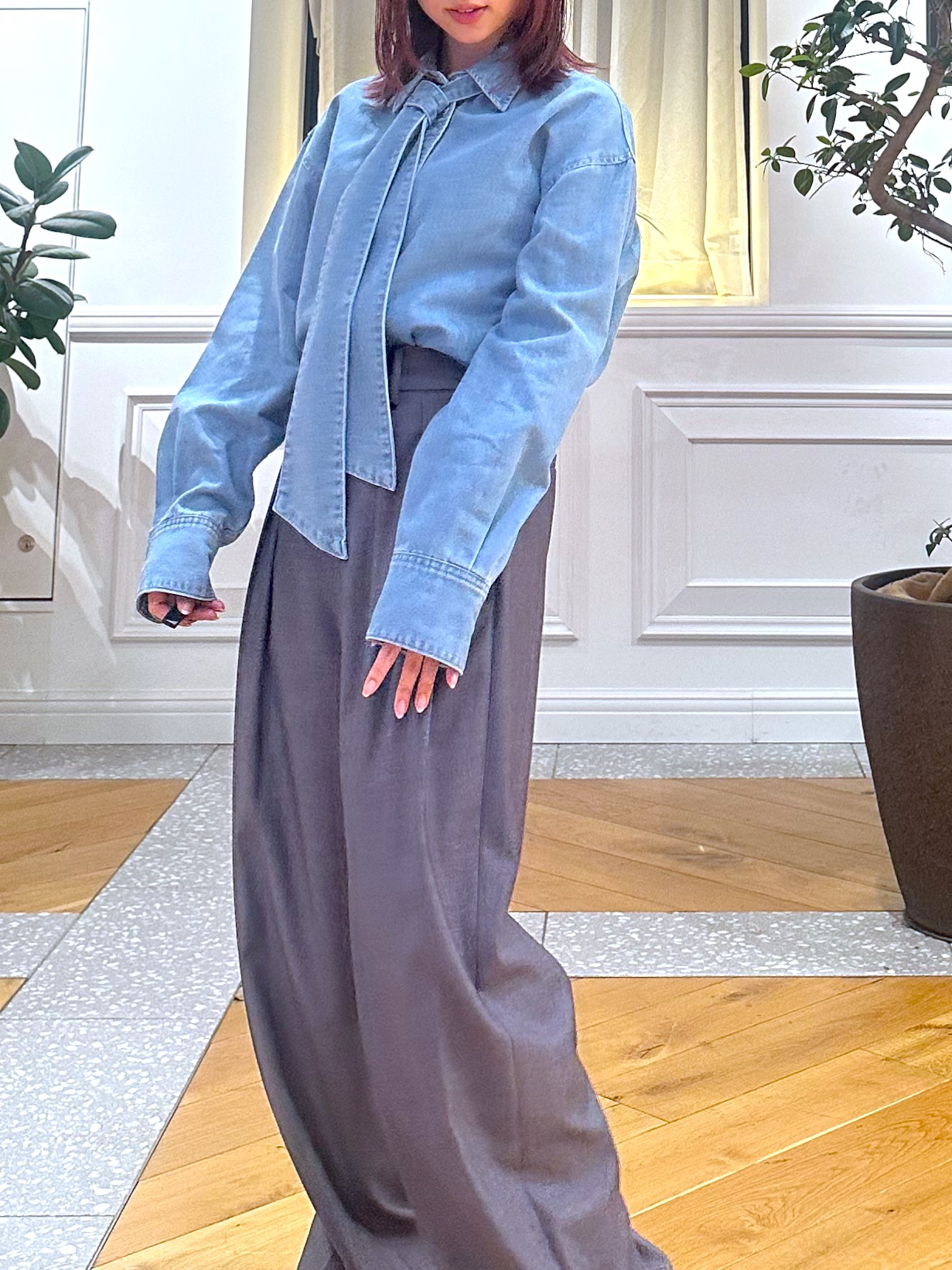 なべこさんの「DRESSTERIOR｜【取り外し可能】2WAY ボウタイデニムシャツ」を使ったコーディネート