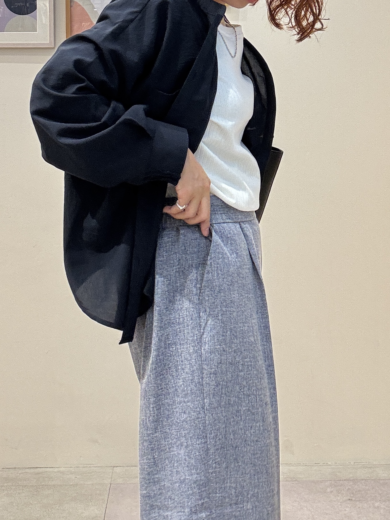 たけぴさんの「SHOO･LA･RUE｜【洗濯後しわになりにくい/S-LL】キーネック金ボタンポケットシャツ」を使ったコーディネート