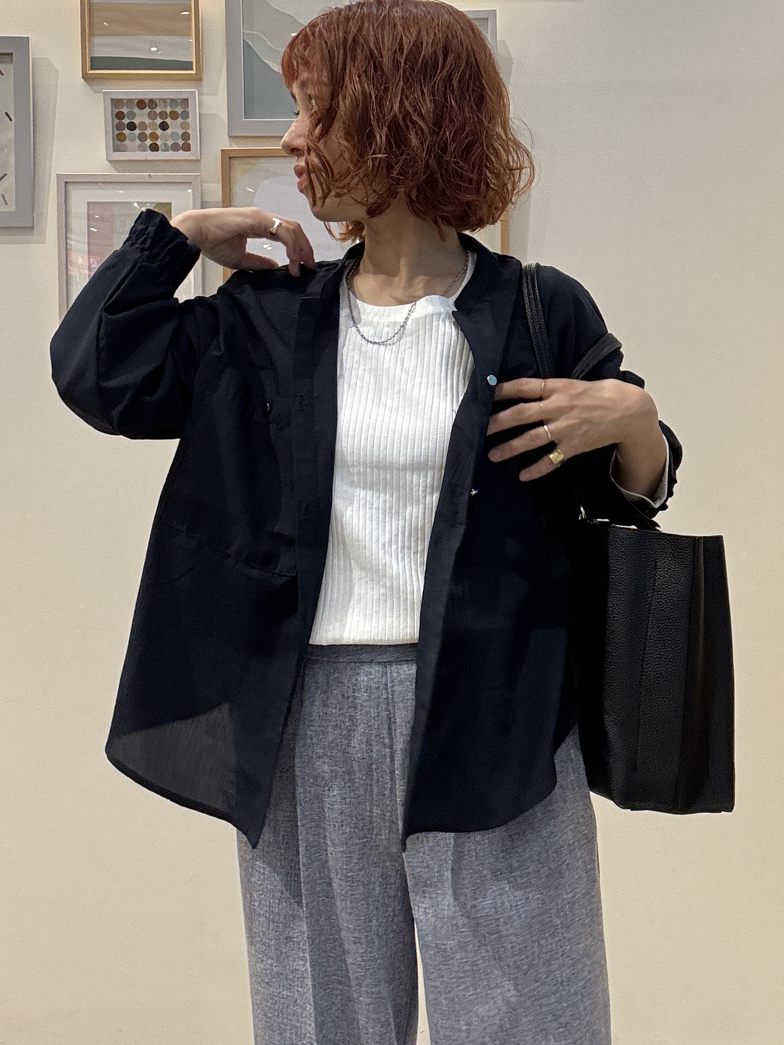 たけぴさんの「SHOO･LA･RUE｜【洗濯後しわになりにくい/S-LL】キーネック金ボタンポケットシャツ」を使ったコーディネート