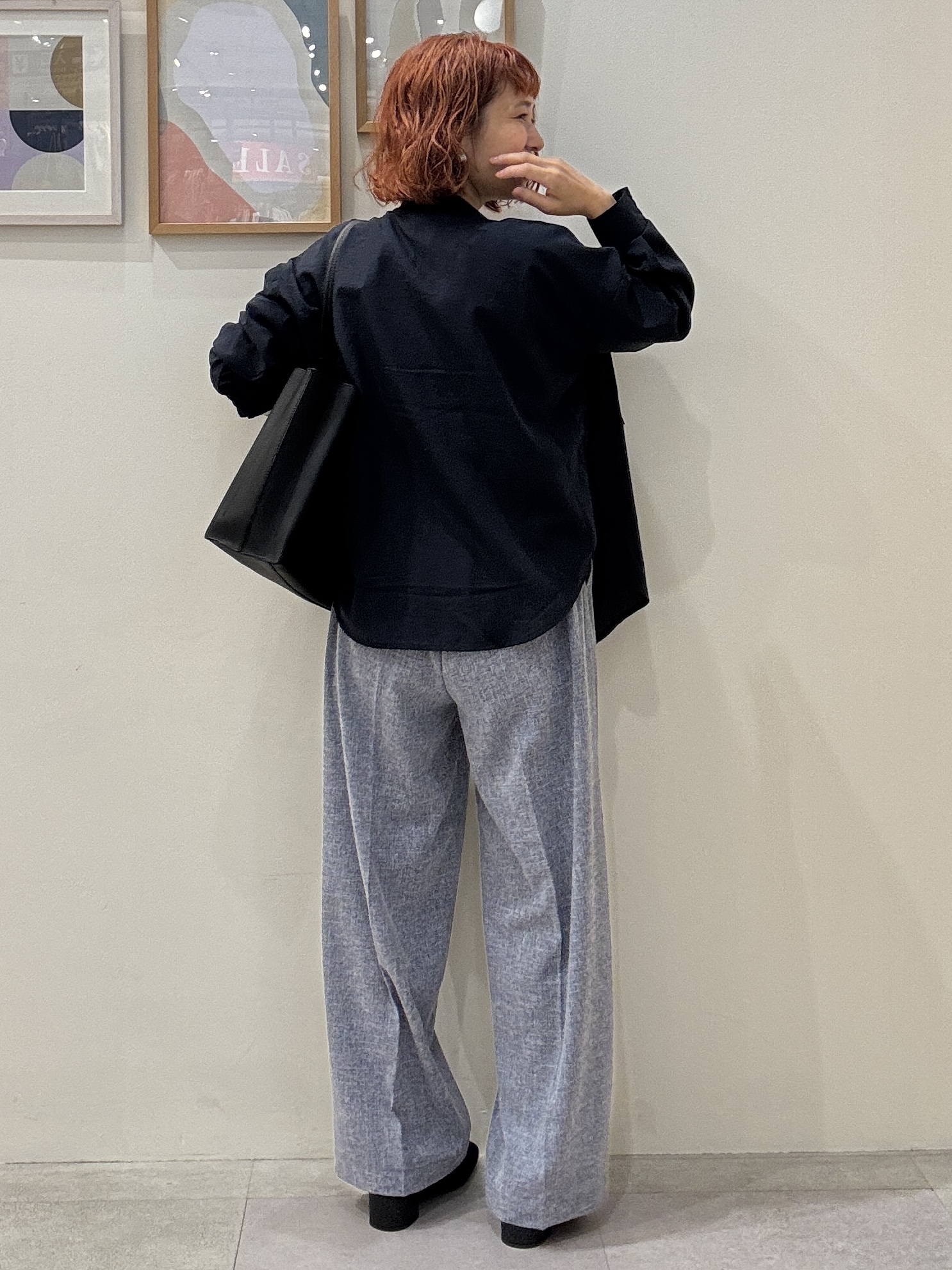 たけぴさんの「SHOO･LA･RUE｜【洗濯後しわになりにくい/S-LL】キーネック金ボタンポケットシャツ」を使ったコーディネート