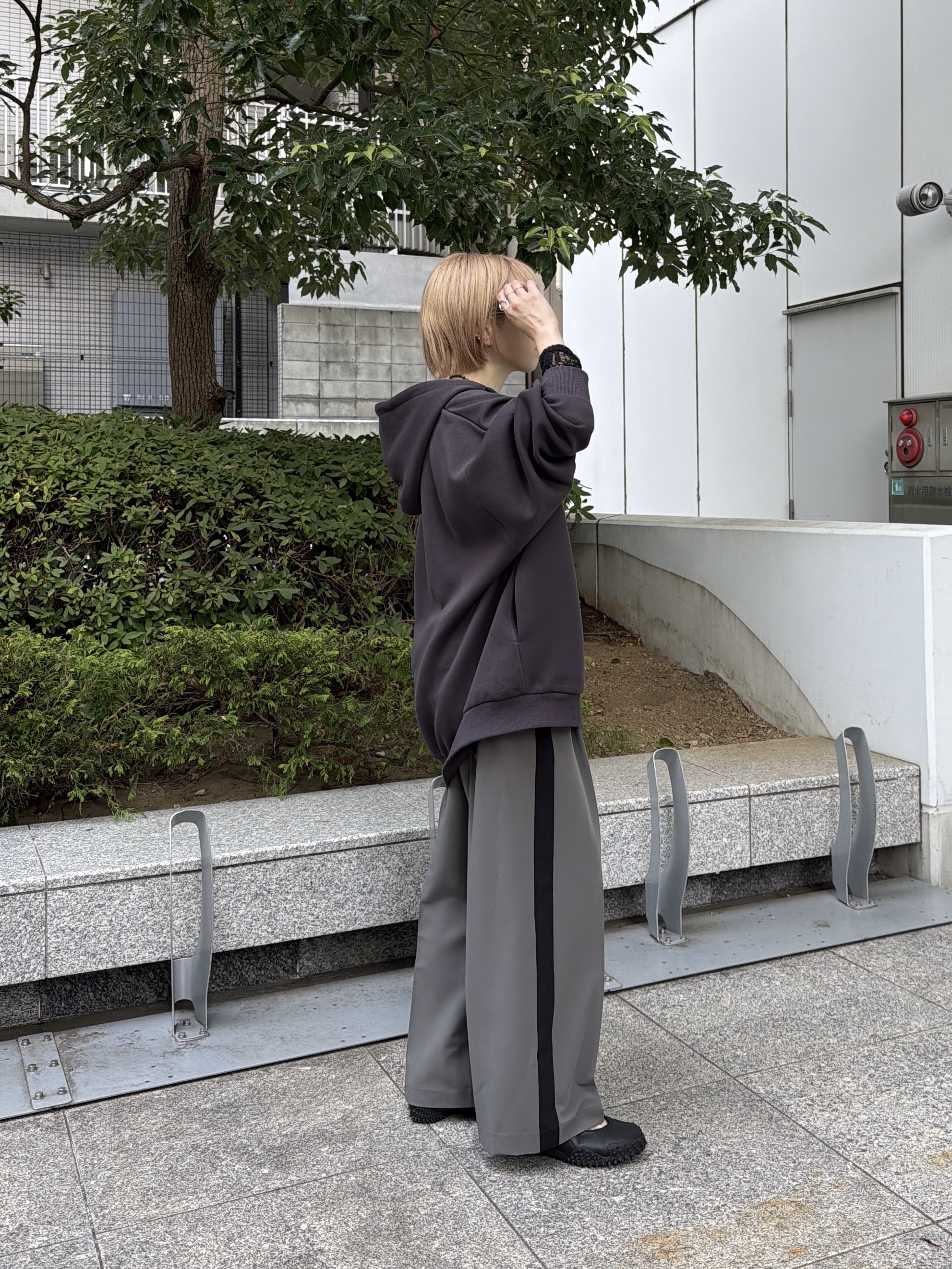 mikuさんの「INDIVI｜Comfy Slacks｜イージーサイドラインワイドパンツ」を使ったコーディネート