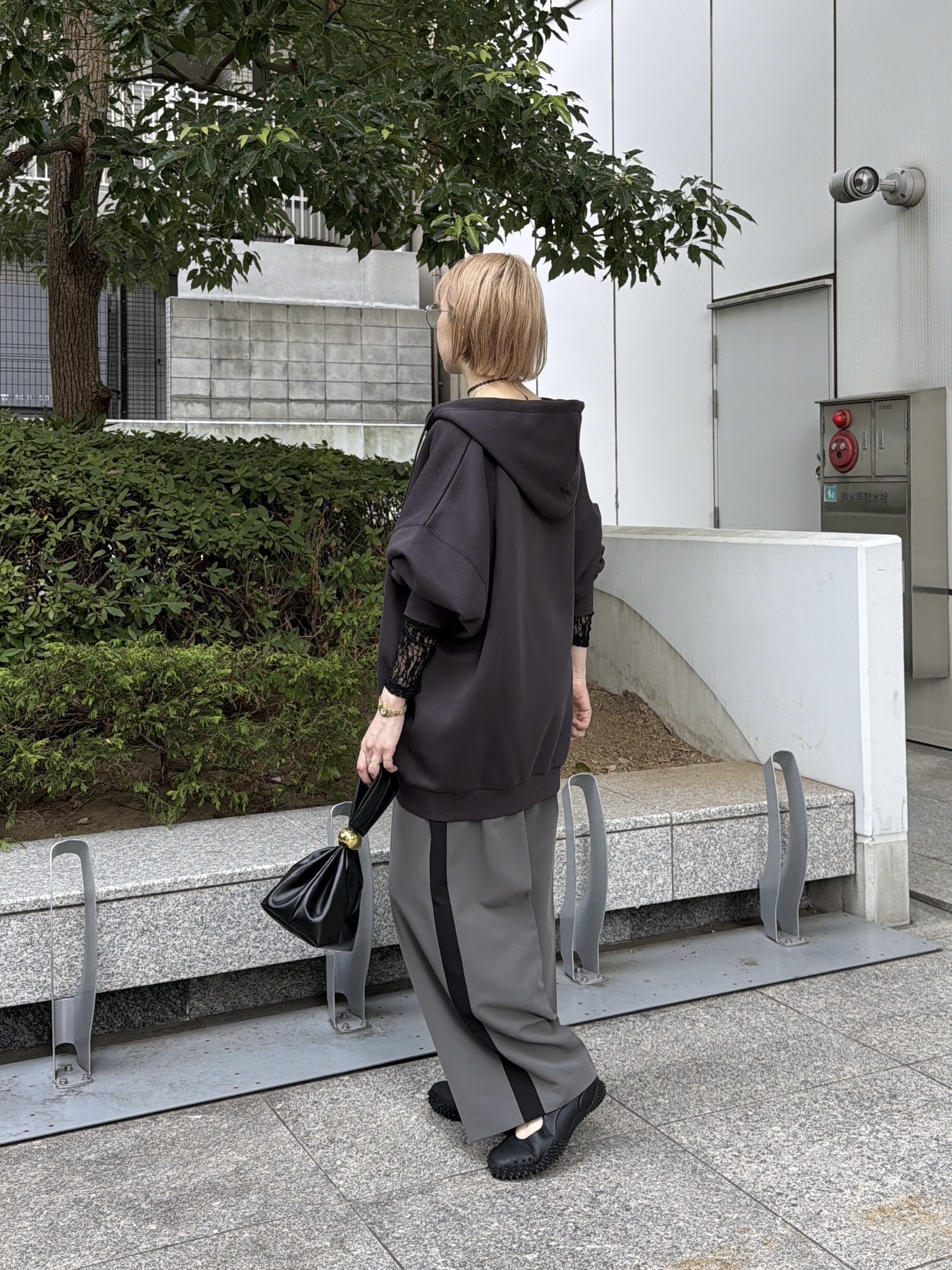 mikuさんの「INDIVI｜Comfy Slacks｜イージーサイドラインワイドパンツ」を使ったコーディネート