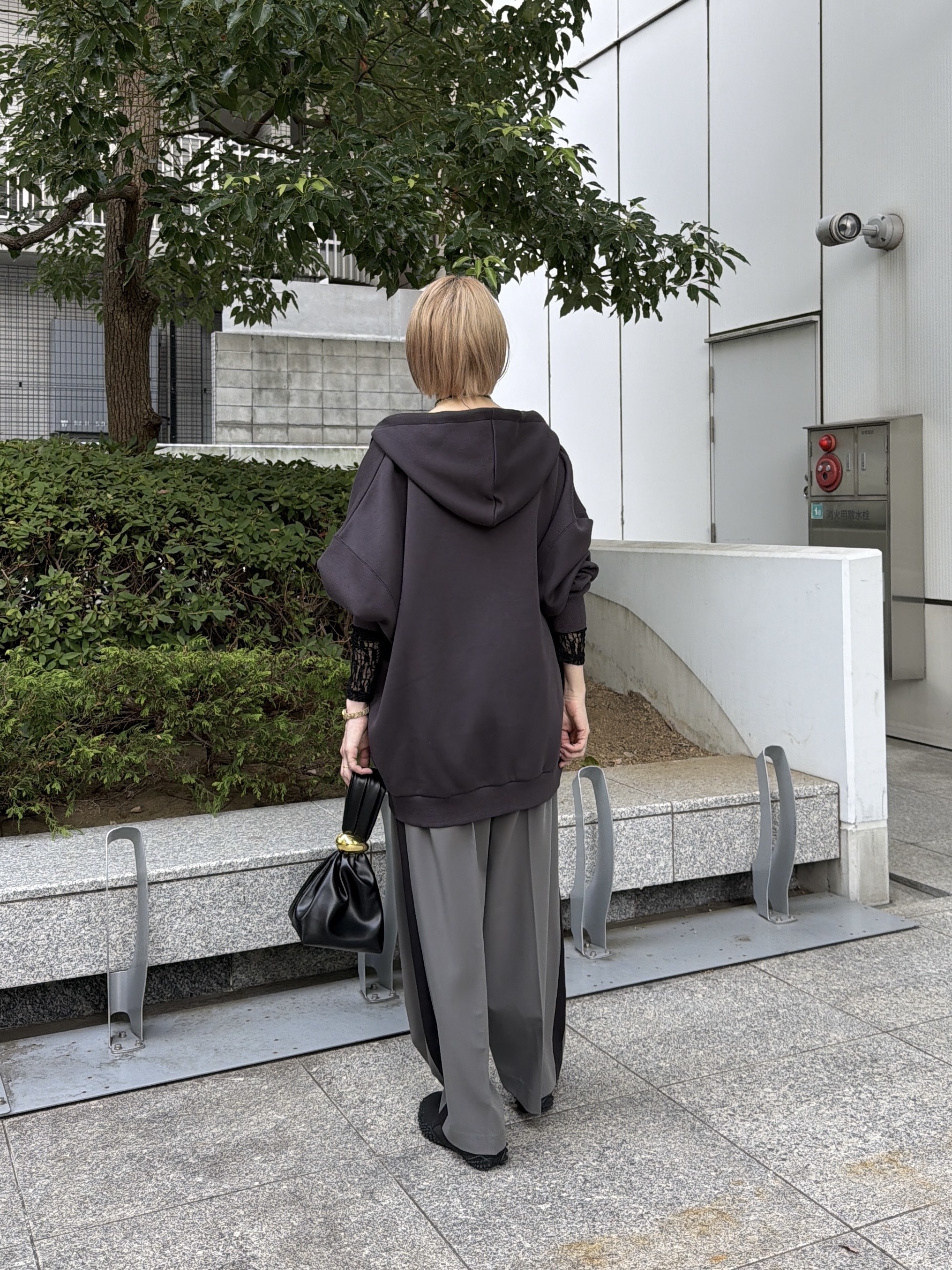 mikuさんの「INDIVI｜Comfy Slacks｜イージーサイドラインワイドパンツ」を使ったコーディネート