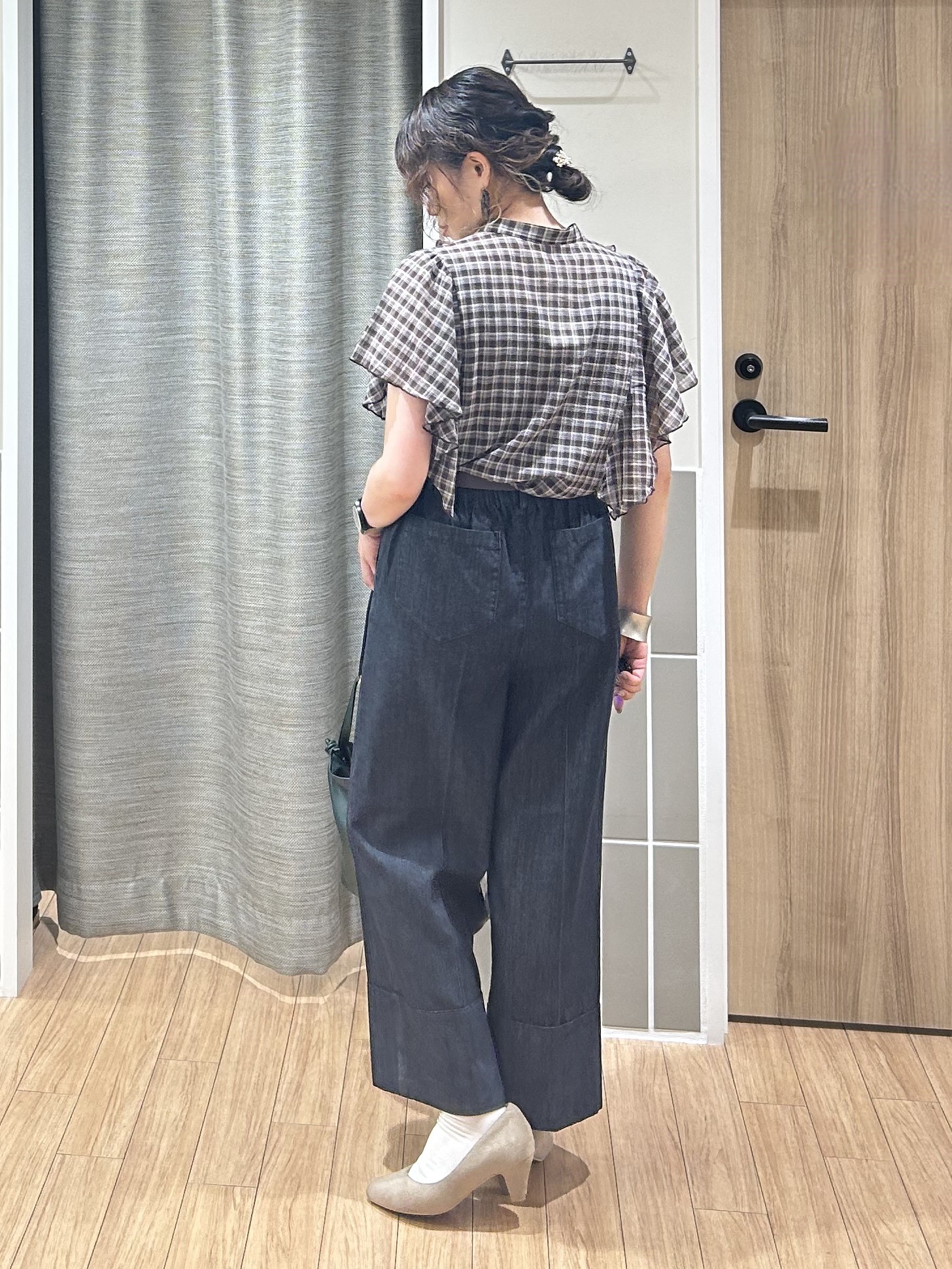 よっしーさんの「grove｜1枚で着映えが叶う チェックラッフルフリルブラウス」を使ったコーディネート