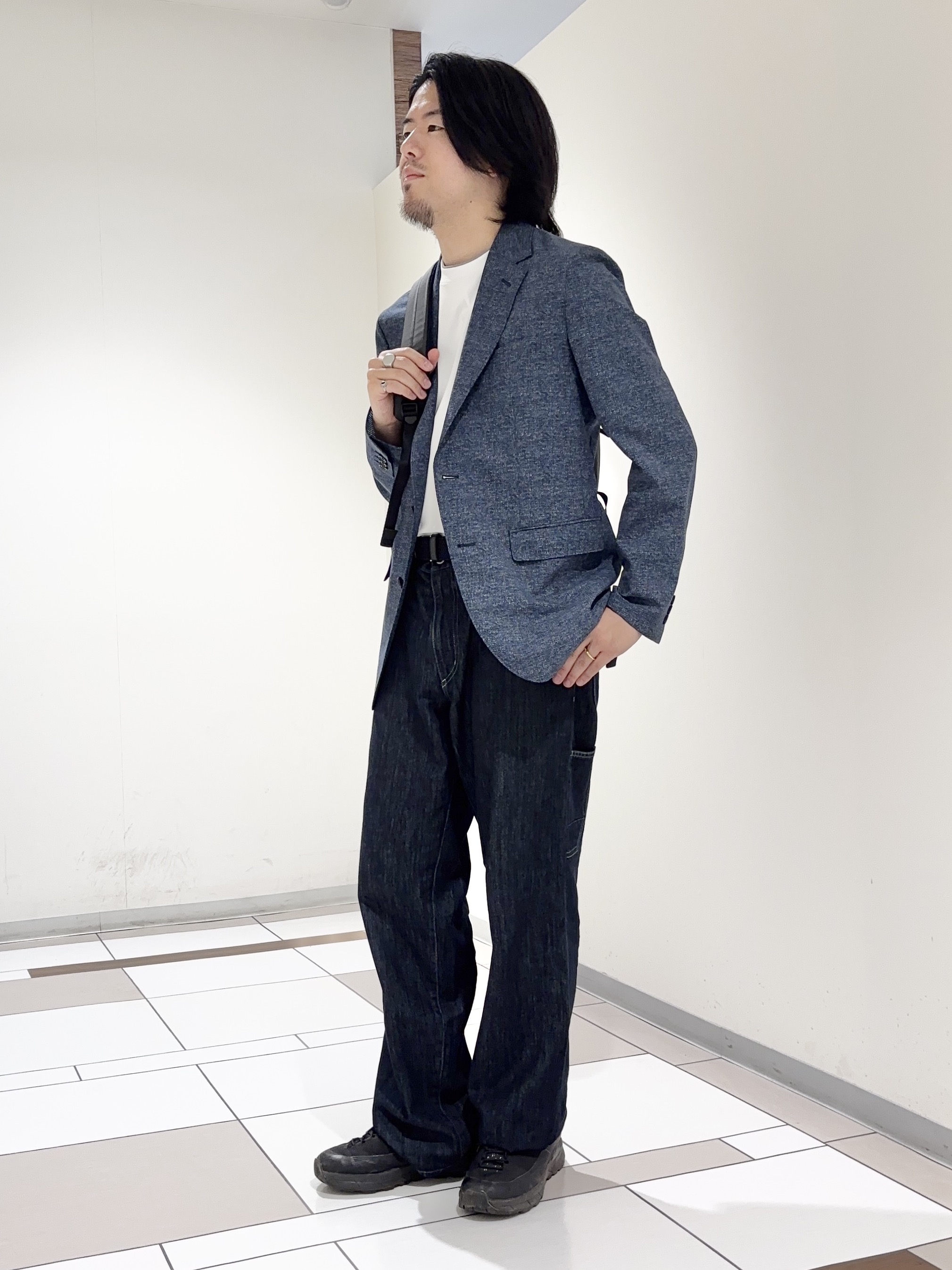 及川さんの「TAKEO KIKUCHI｜【汗染み軽減/接触冷感】フェイクレイヤード ワンポイント刺繍Ｔシャツ」を使ったコーディネート