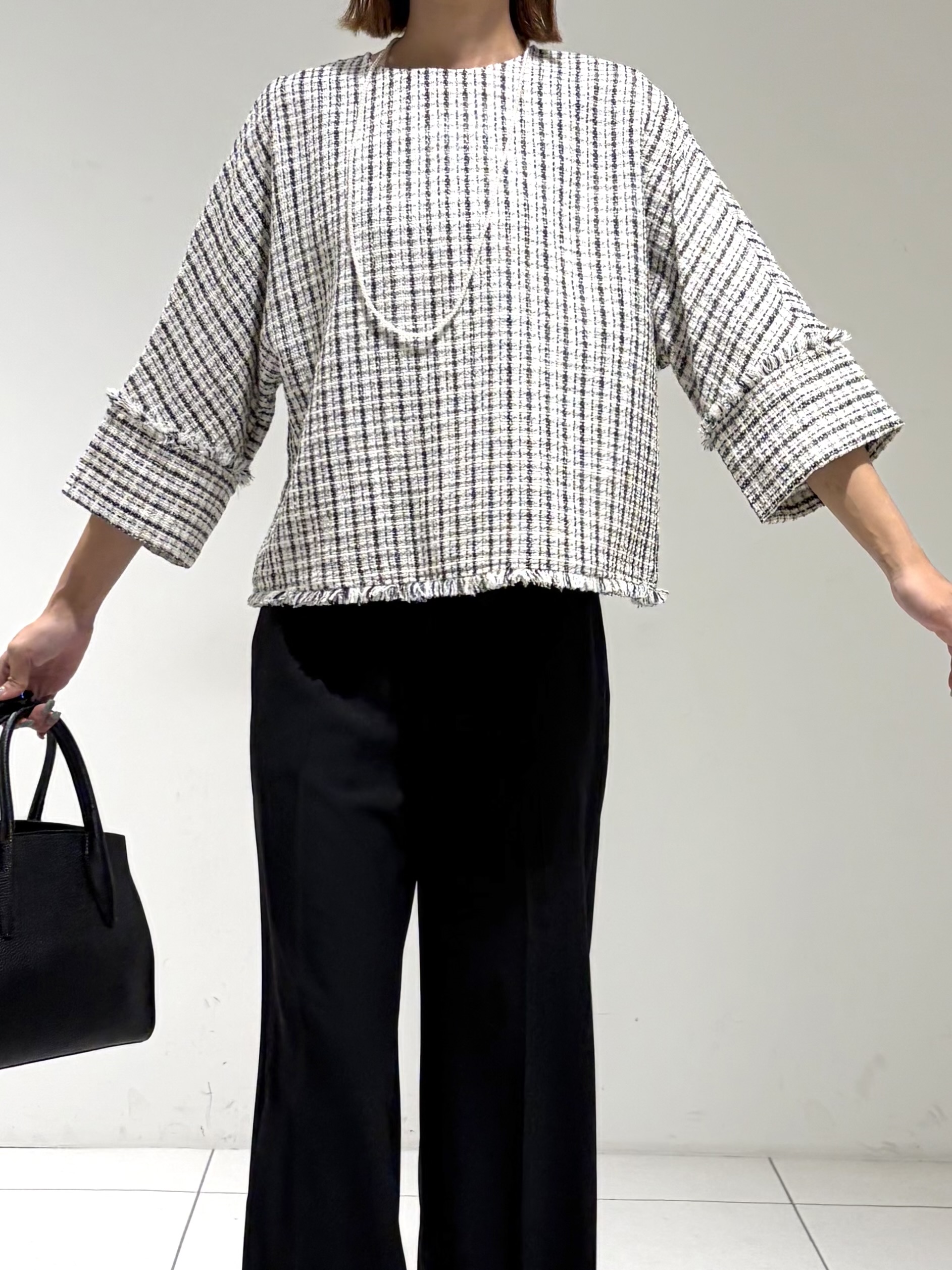 shioriさんの「INDIVI｜【華やか／1枚でサマになる】上品ツイードブラウス」を使ったコーディネート