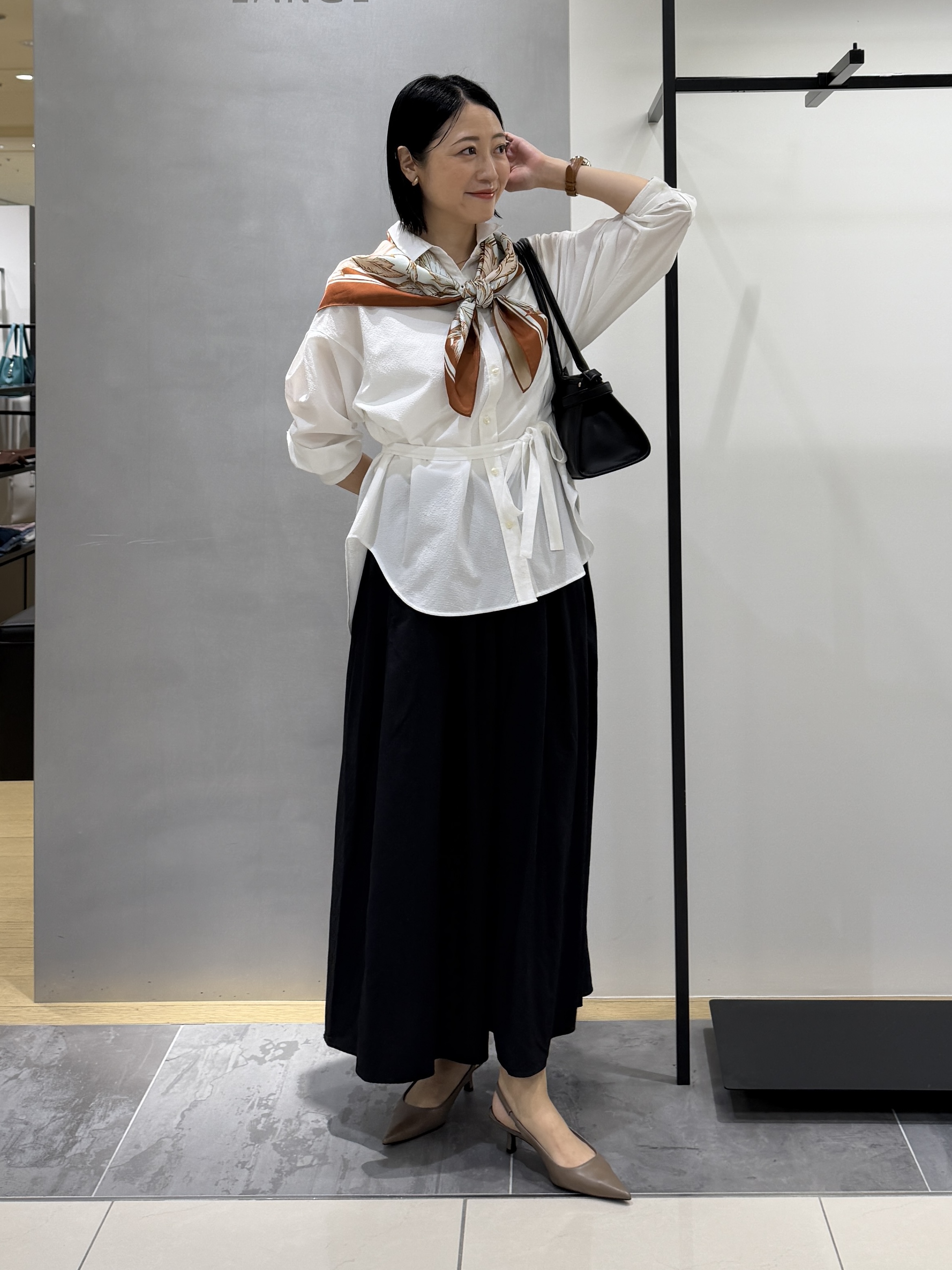 shihoさんの「INDIVI｜【UVケア／接触冷感／ベルト付】サッカー素材シャツ」を使ったコーディネート