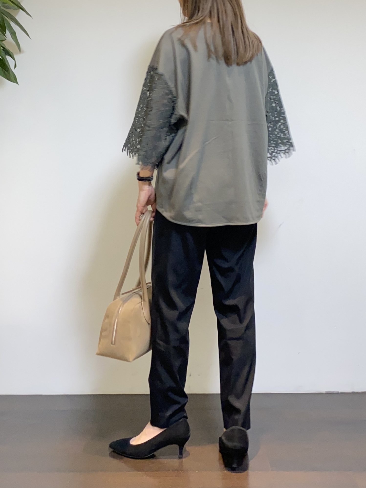 tomoさんの「UNTITLED｜【秋映え/甘めTシャツ】袖レースプルオーバー」を使ったコーディネート