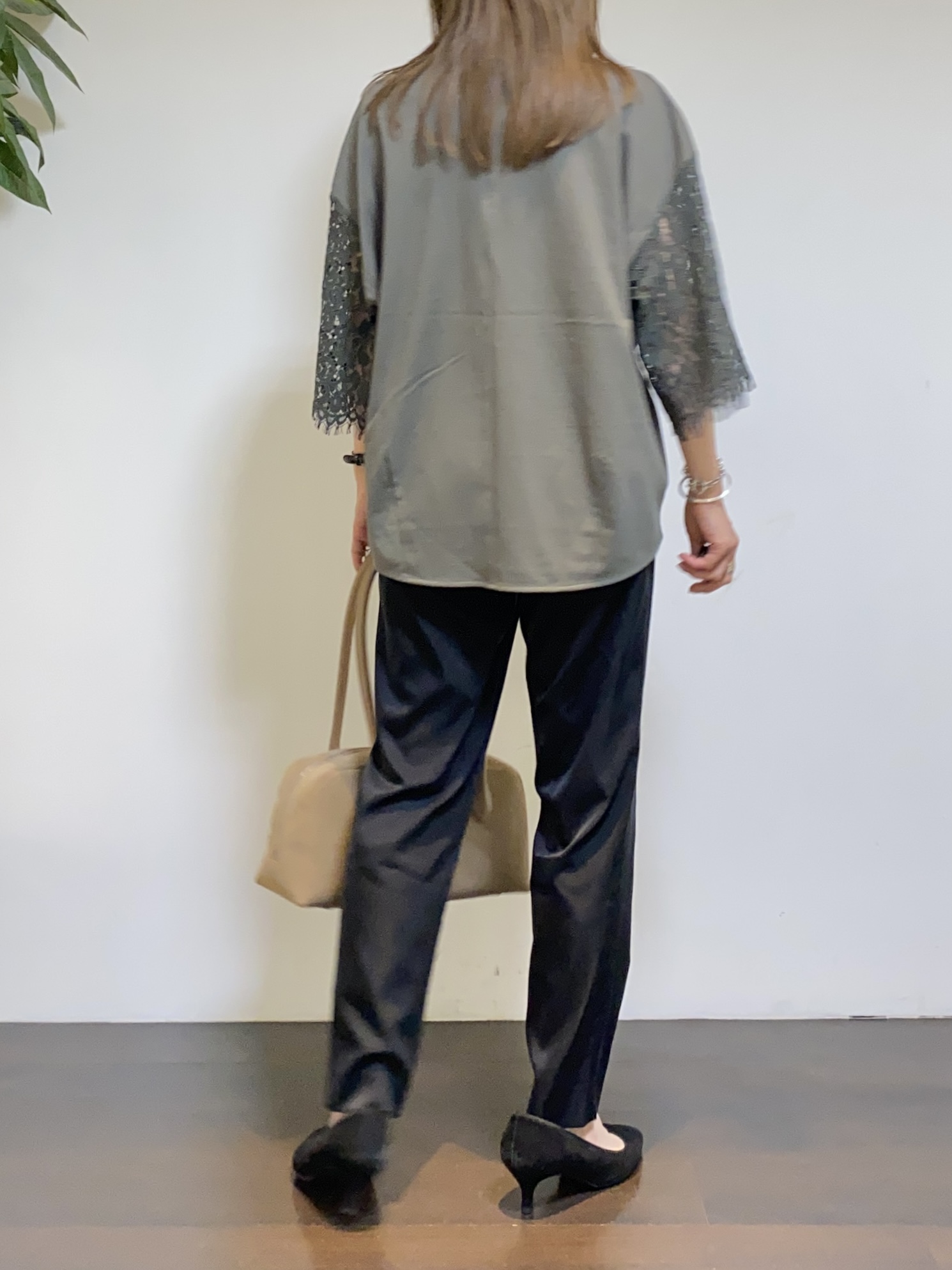 tomoさんの「UNTITLED｜【秋映え/甘めTシャツ】袖レースプルオーバー」を使ったコーディネート