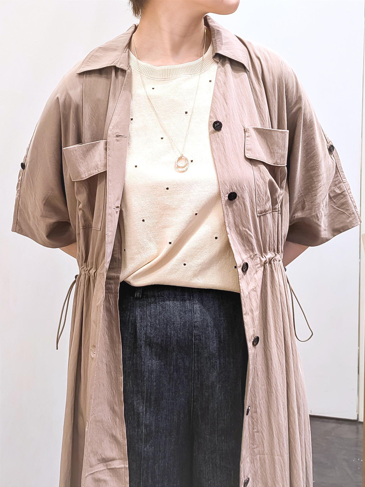 やまちゃんさんの「grove｜1枚でも羽織でも◎ ウエストドロストシャツワンピース」を使ったコーディネート