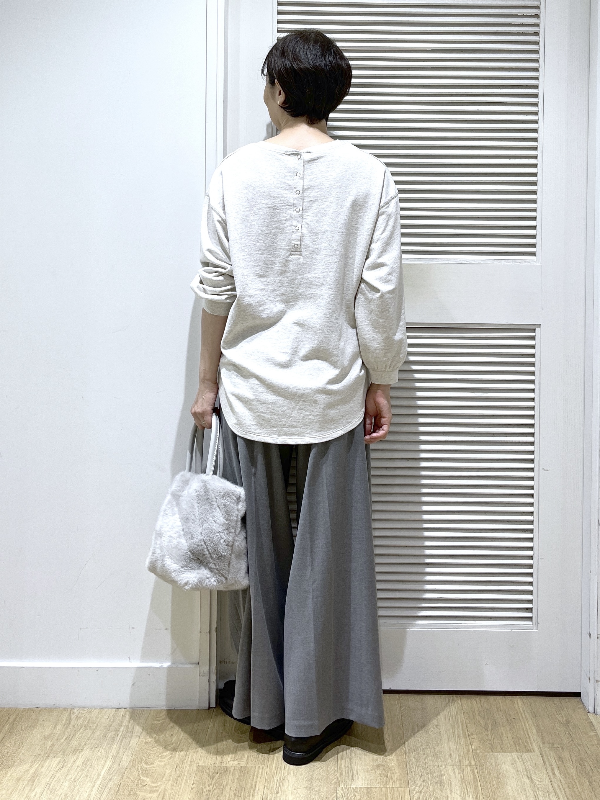 Miyazakiさんの「Dessin｜バックヘンリーカットソー長袖」を使ったコーディネート