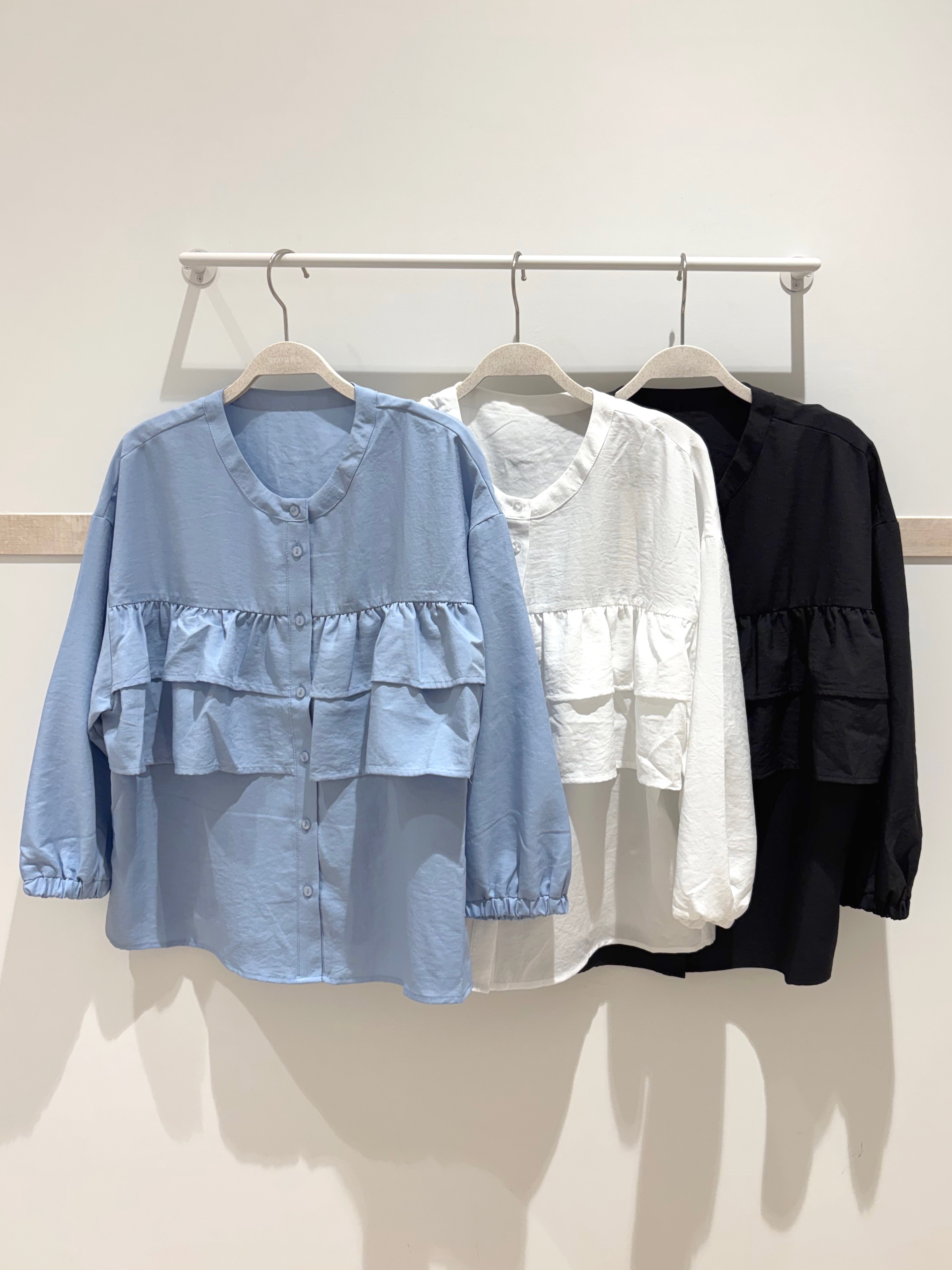 donpiさんの「SHOO･LA･RUE｜【S-LL/洗濯機可】1枚で華やか ティアードフリルブラウス」を使ったコーディネート