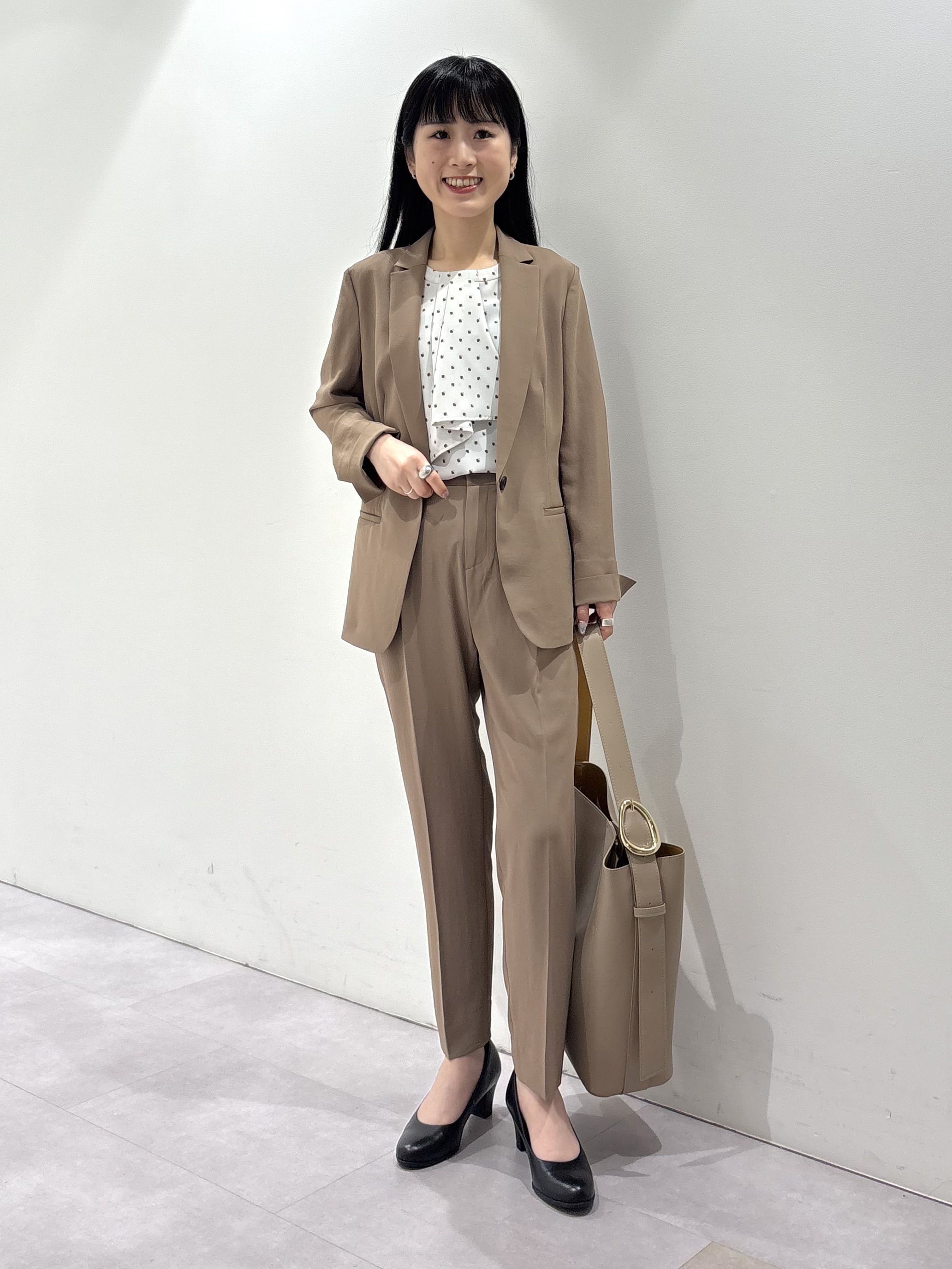 KEIKOさんの「INDIVI｜【接触冷感／UVケア】ボウタイ風 幾何学柄ブラウス」を使ったコーディネート