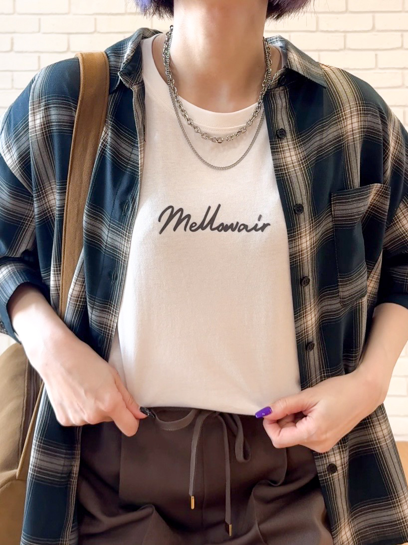 𝐜𝐡𝐢𝐤𝐚さんの「SHOO･LA･RUE｜【S-LL/洗濯機可】大人っぽく着られる ジェルロゴプリントTシャツ」を使ったコーディネート