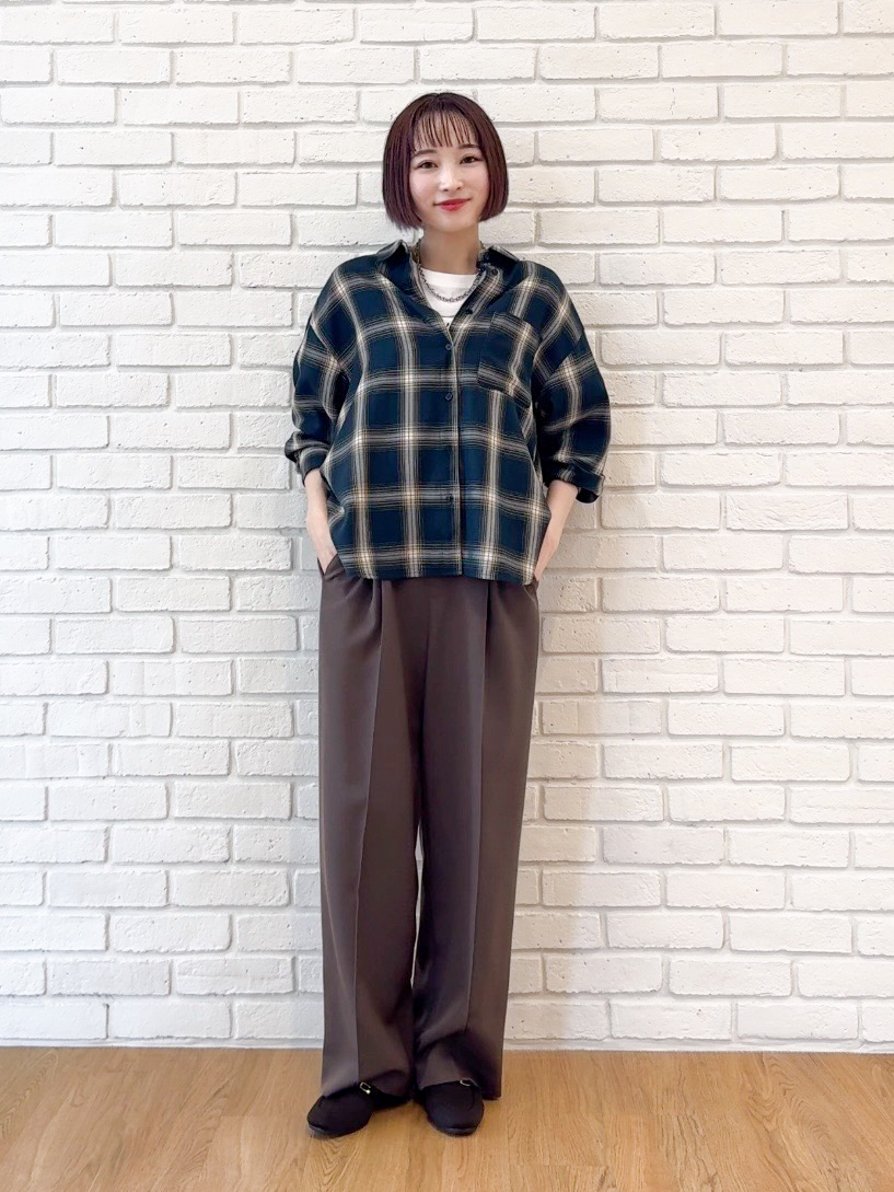 𝐜𝐡𝐢𝐤𝐚さんの「SHOO･LA･RUE｜【S-LL/洗濯機可】大人っぽく着られる ジェルロゴプリントTシャツ」を使ったコーディネート