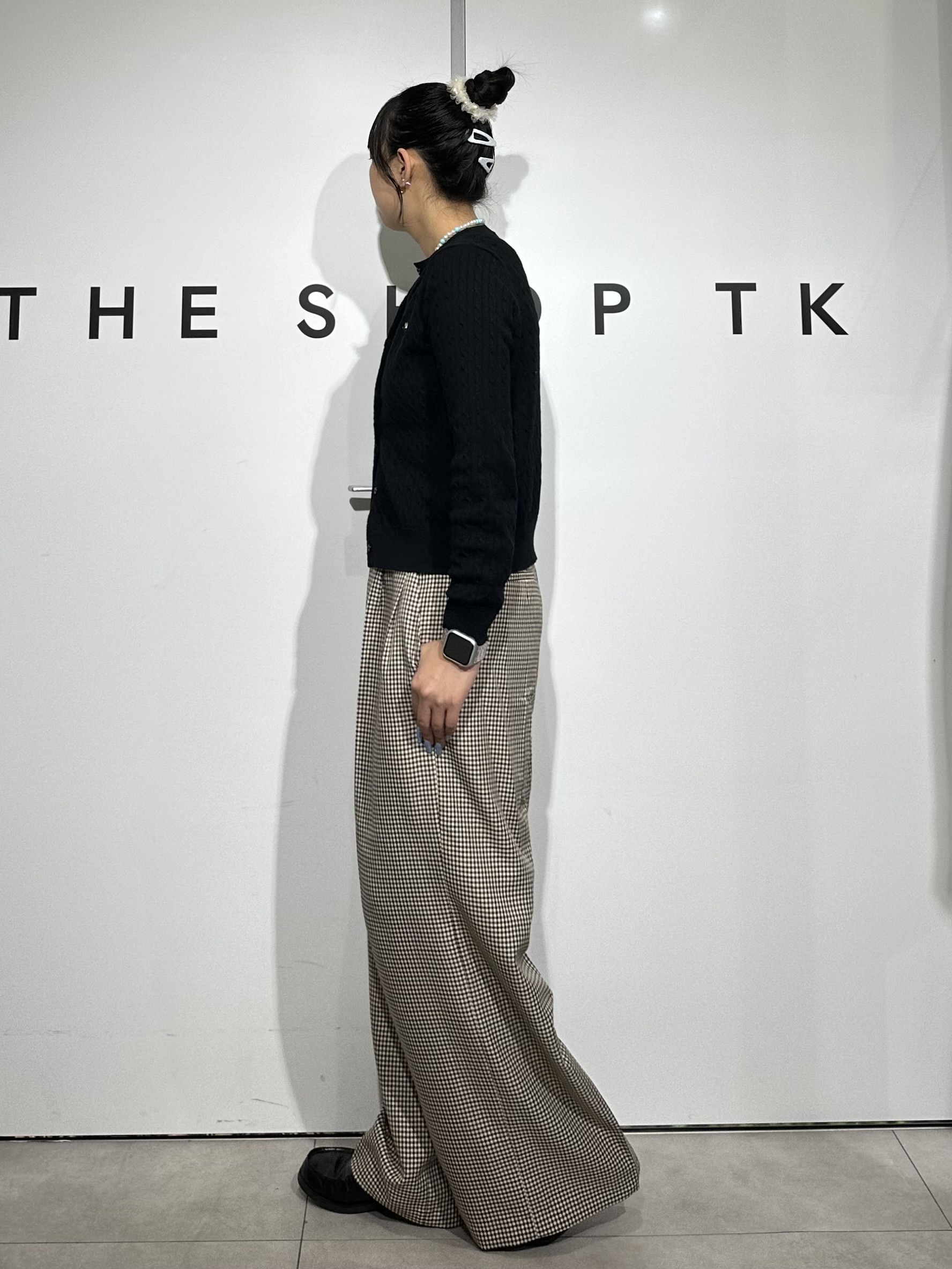 cottonさんの「THE SHOP TK｜POLO BCS/ケーブルクルーカーディガン」を使ったコーディネート