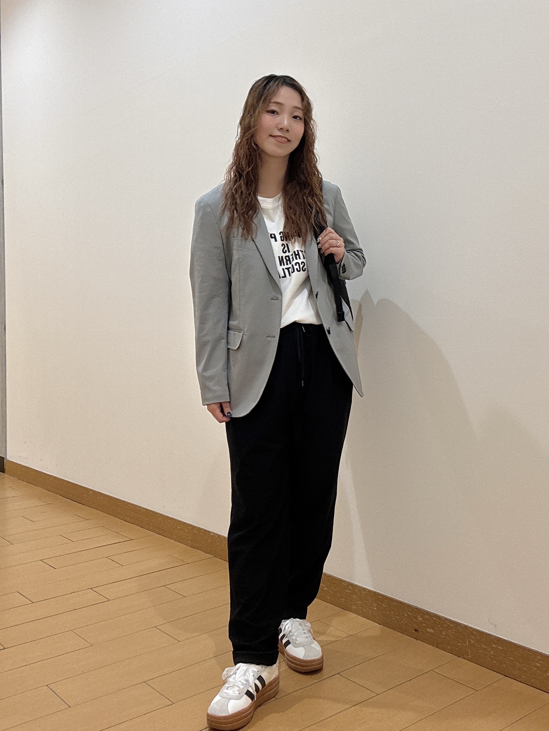 ヒナさんの「TAKEO KIKUCHI｜【BOWLER HAT LABEL】アイスクリアコットン バッククロスピストル 半袖Tシャツ」を使ったコーディネート