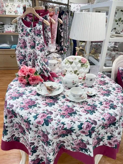 イギリス ローラアシュレイ レース華やかテーブルクロス 夏