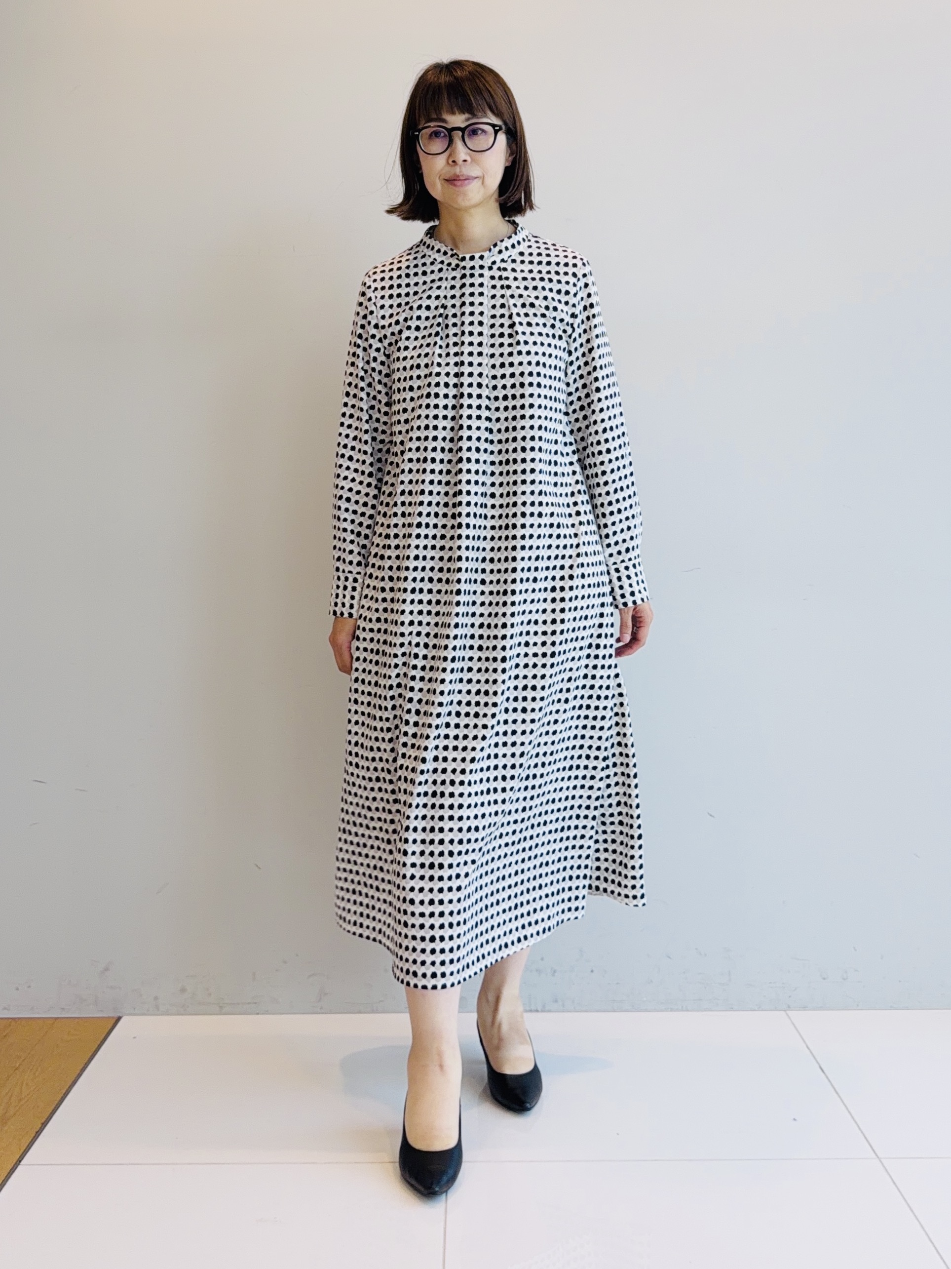 murayamaさんの「INDIVI｜【美シルエット／ベルト付】幾何学ドット柄プリントワンピース」を使ったコーディネート