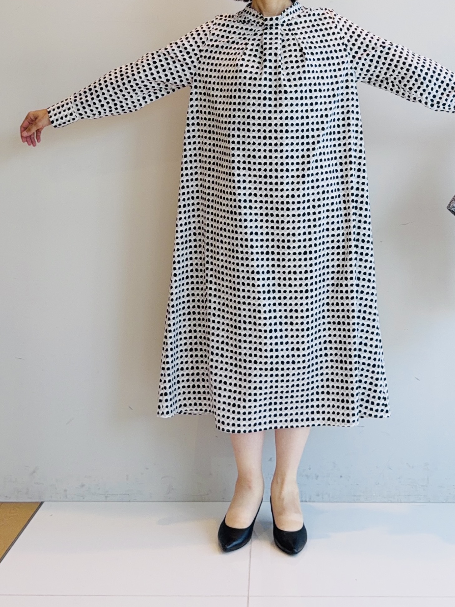 murayamaさんの「INDIVI｜【美シルエット／ベルト付】幾何学ドット柄プリントワンピース」を使ったコーディネート