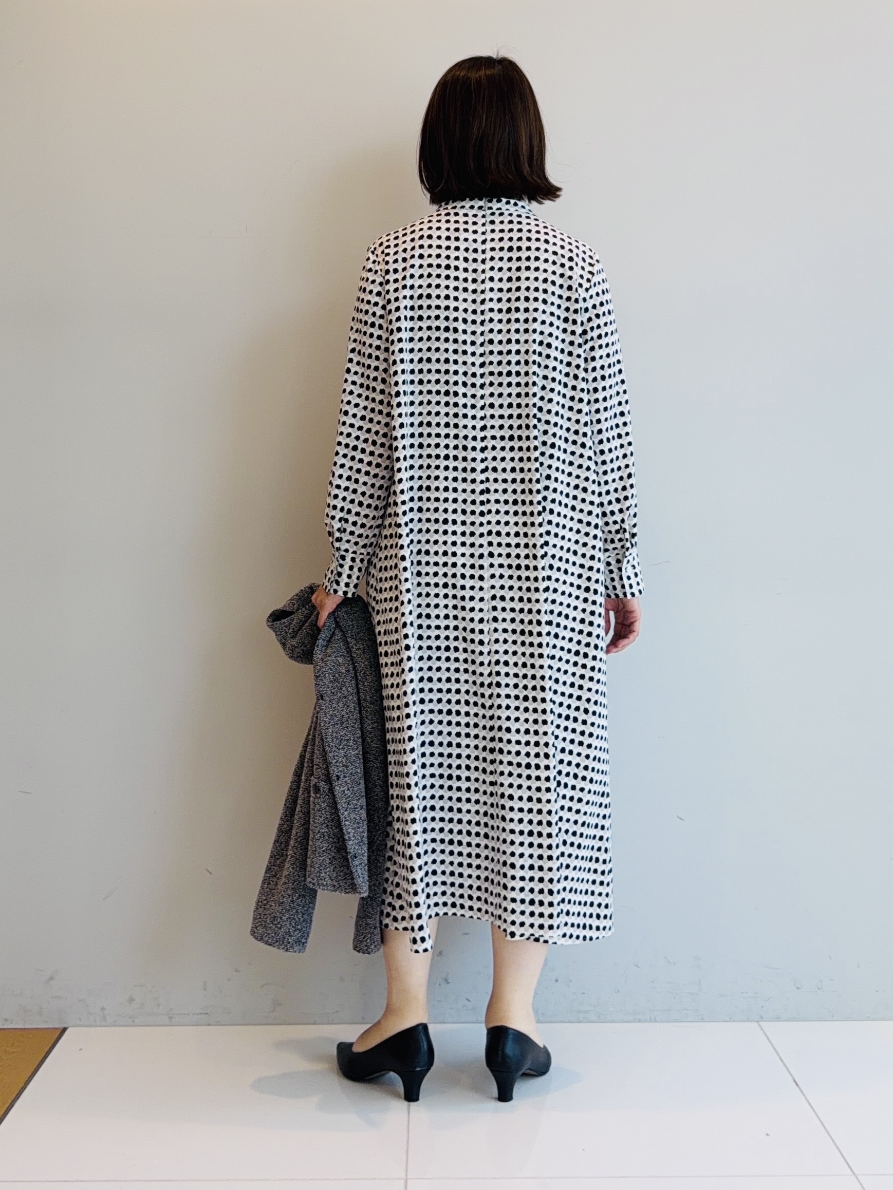 murayamaさんの「INDIVI｜【美シルエット／ベルト付】幾何学ドット柄プリントワンピース」を使ったコーディネート