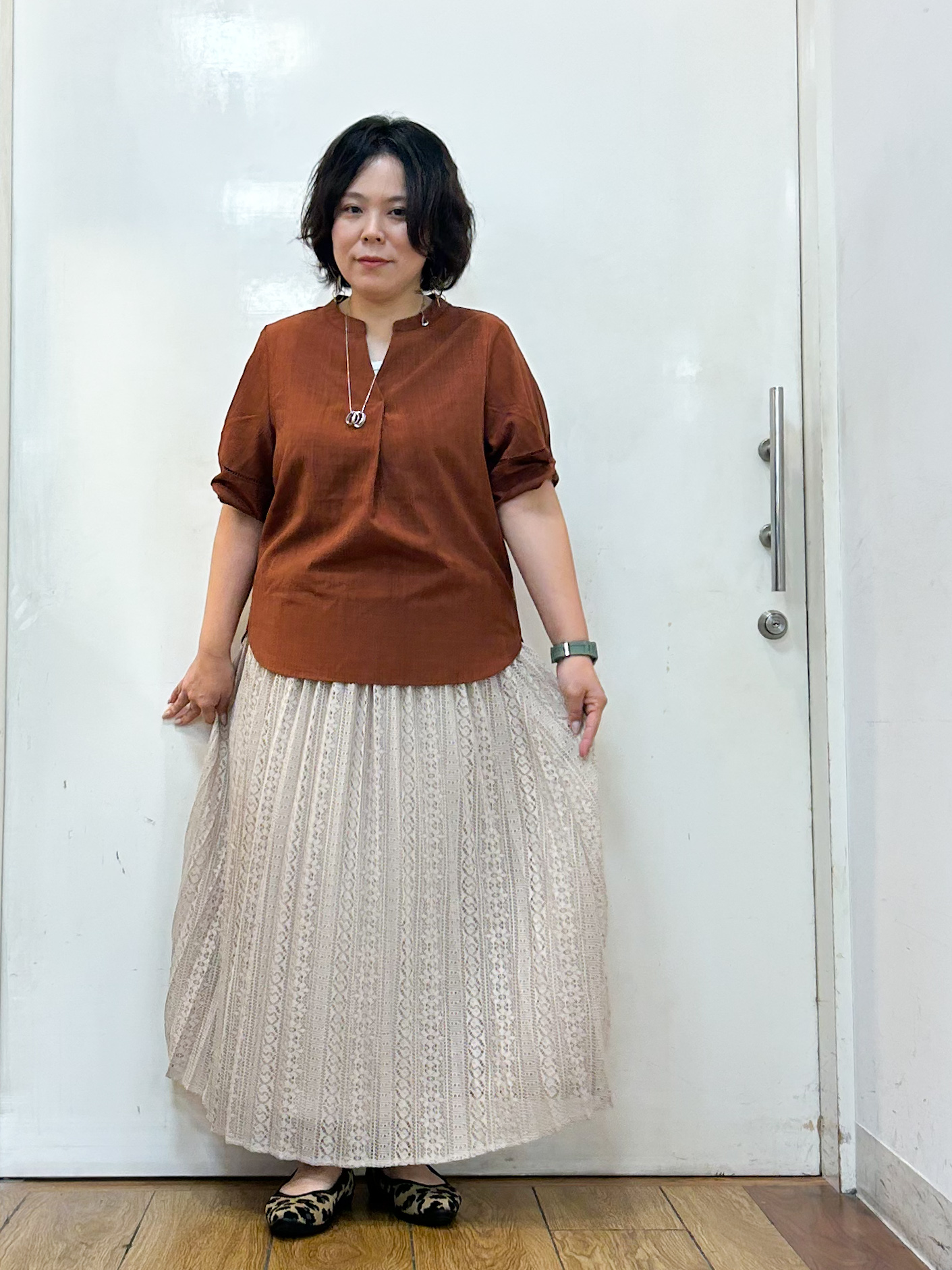 haruさんの「SHOO･LA･RUE｜【洗濯後しわになりにくい/インせずきまる】お袖のハシゴレースで涼やかに 麻調スキッパーブラウス」を使ったコーディネート