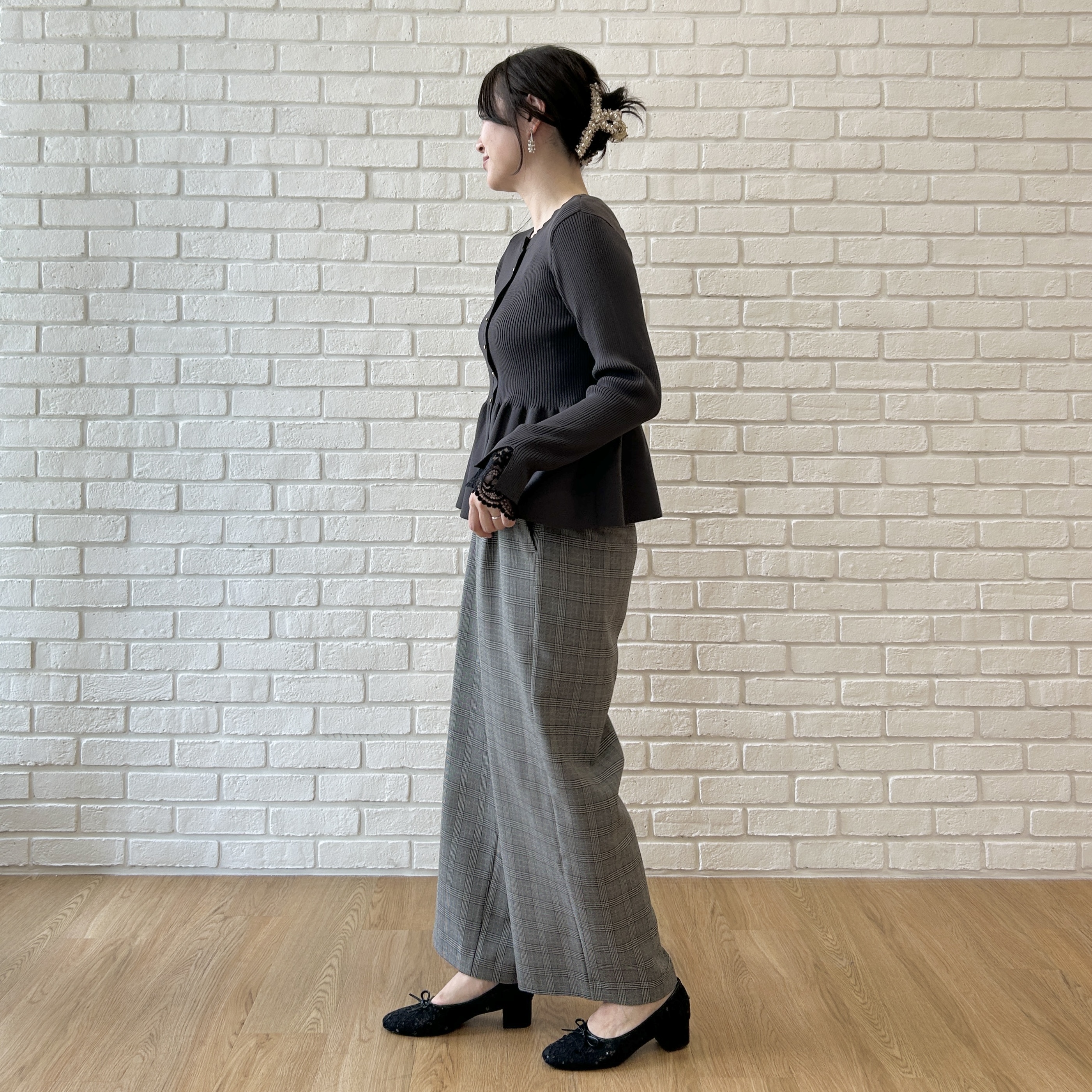 shinoさんの「Couture brooch｜【上品見えの袖レース】ペプラム カーディガン」を使ったコーディネート