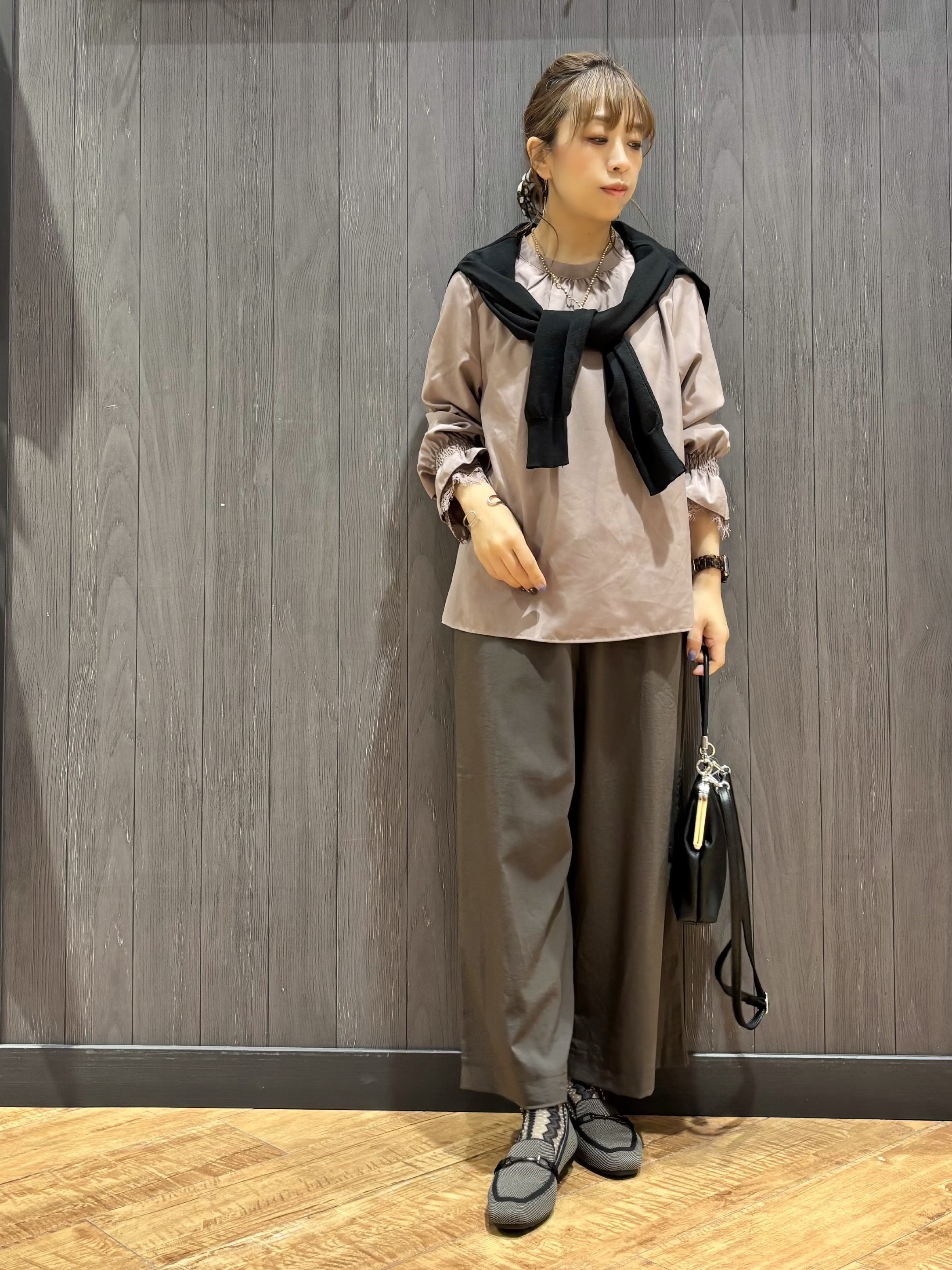 meiさんの「SHOO･LA･RUE｜【S-LL/洗濯機可】お袖レースで華やぐ。フェミニンブラウス」を使ったコーディネート