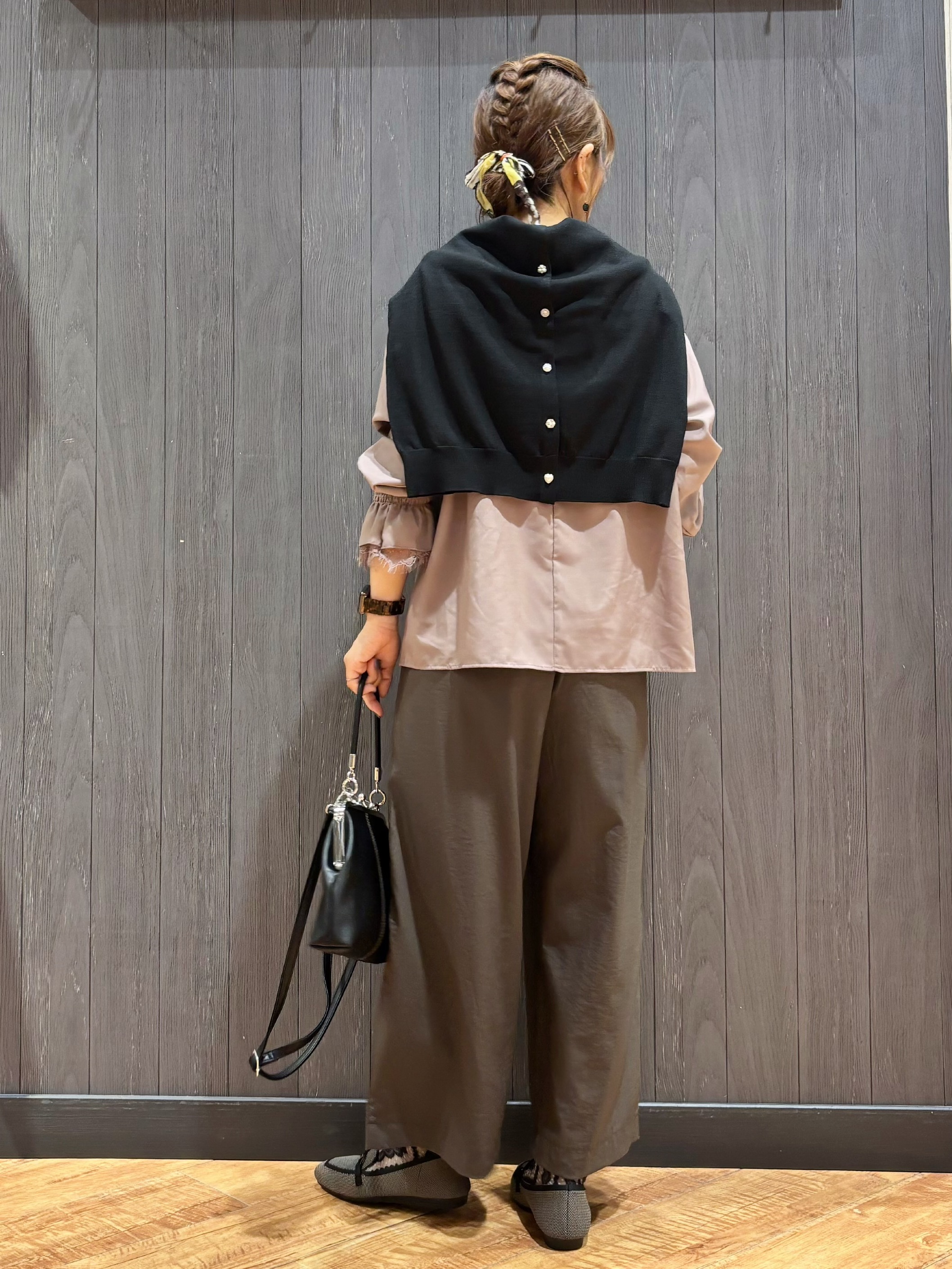 meiさんの「SHOO･LA･RUE｜【S-LL/洗濯機可】お袖レースで華やぐ。フェミニンブラウス」を使ったコーディネート