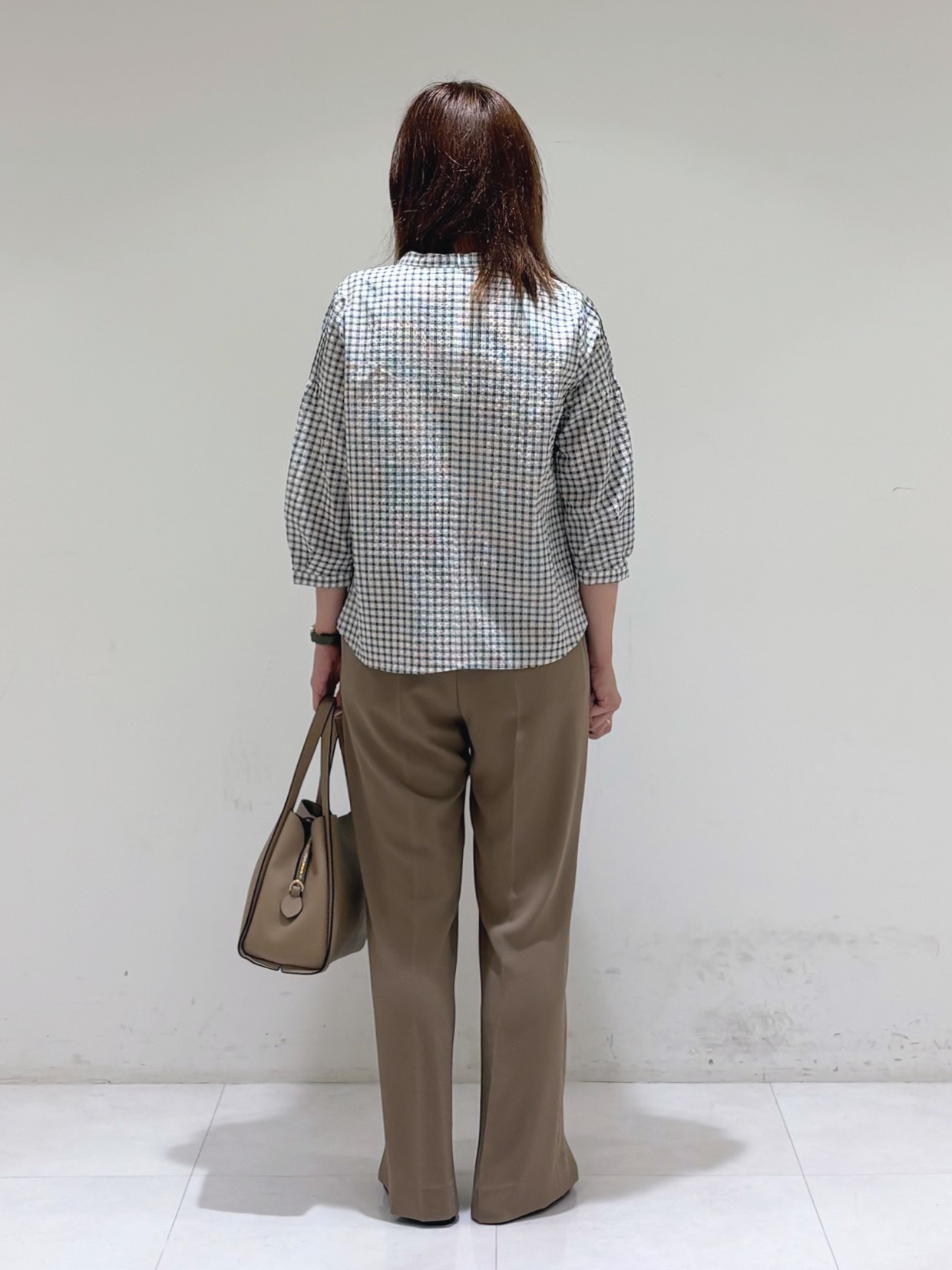 tsuyuさんの「INDIVI｜【合皮／ショルダー付】メタルデザイン ミドルバッグ」を使ったコーディネート