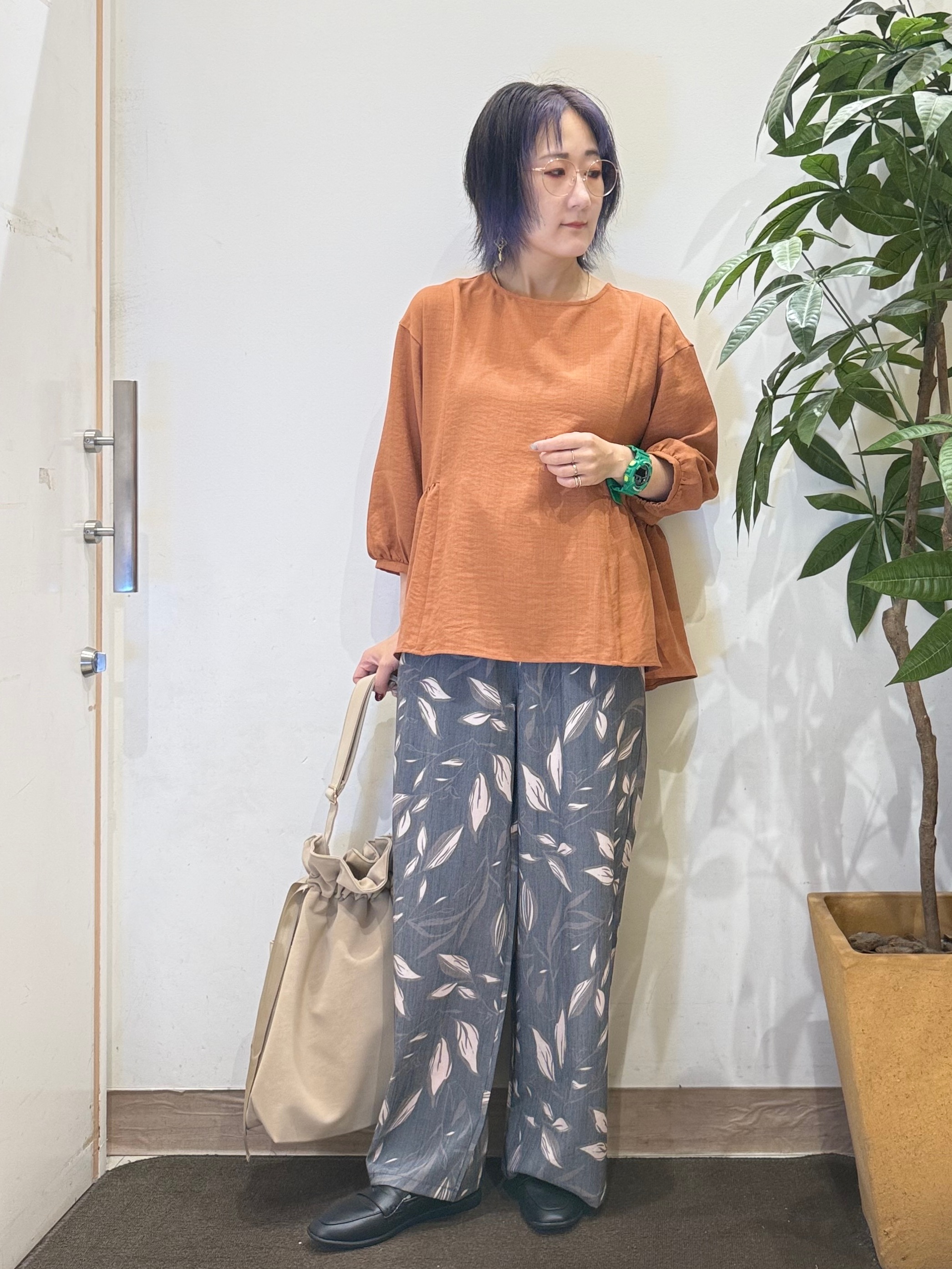 misakiさんの「SHOO･LA･RUE｜【S-LL/洗濯機可/体型カバー】サイドギャザーで後ろも魅せる 7分袖ペプラムブラウス」を使ったコーディネート