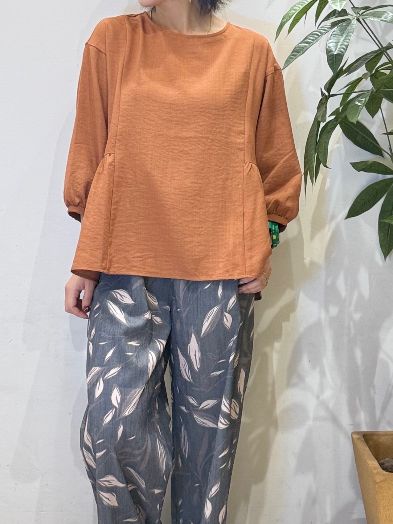 misakiさんの「SHOO･LA･RUE｜【S-LL/洗濯機可/体型カバー】サイドギャザーで後ろも魅せる 7分袖ペプラムブラウス」を使ったコーディネート