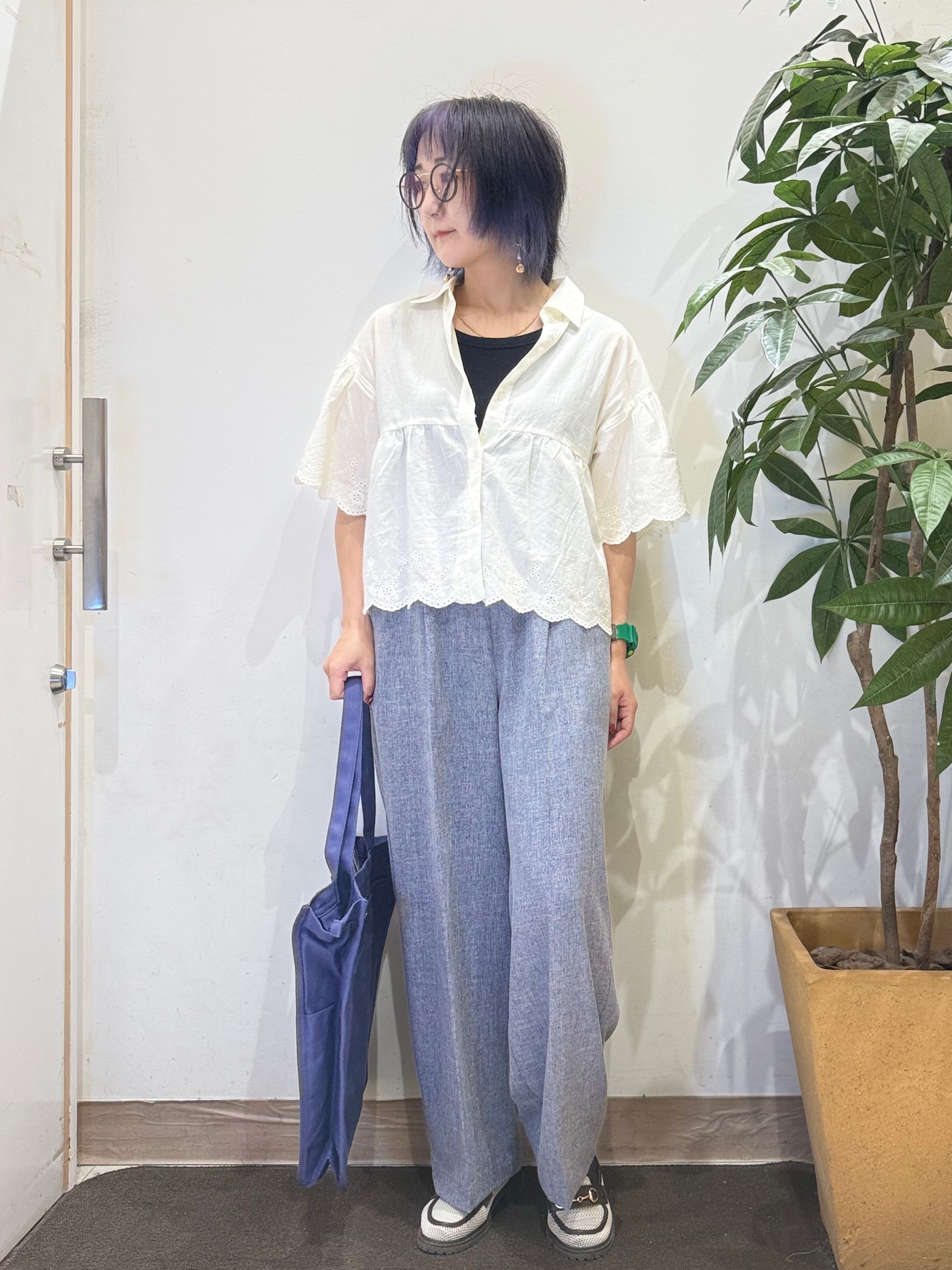 misakiさんの「SHOO･LA･RUE｜【洗濯機可/綿100％/体型カバー】刺繍レースがこなれ見え 二の腕が隠せる ペプラムブラウス」を使ったコーディネート