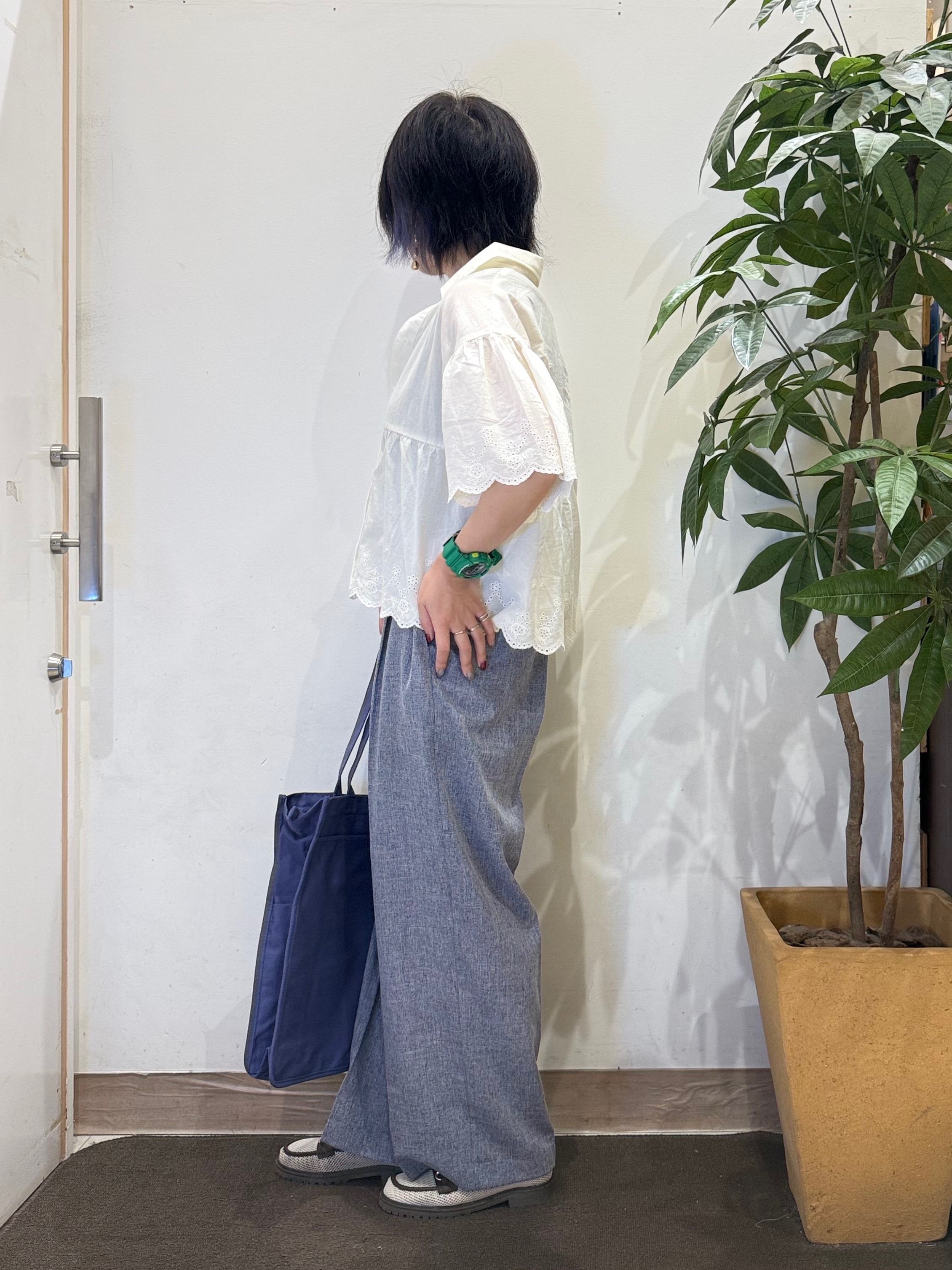 misakiさんの「SHOO･LA･RUE｜【洗濯機可/綿100％/体型カバー】刺繍レースがこなれ見え 二の腕が隠せる ペプラムブラウス」を使ったコーディネート